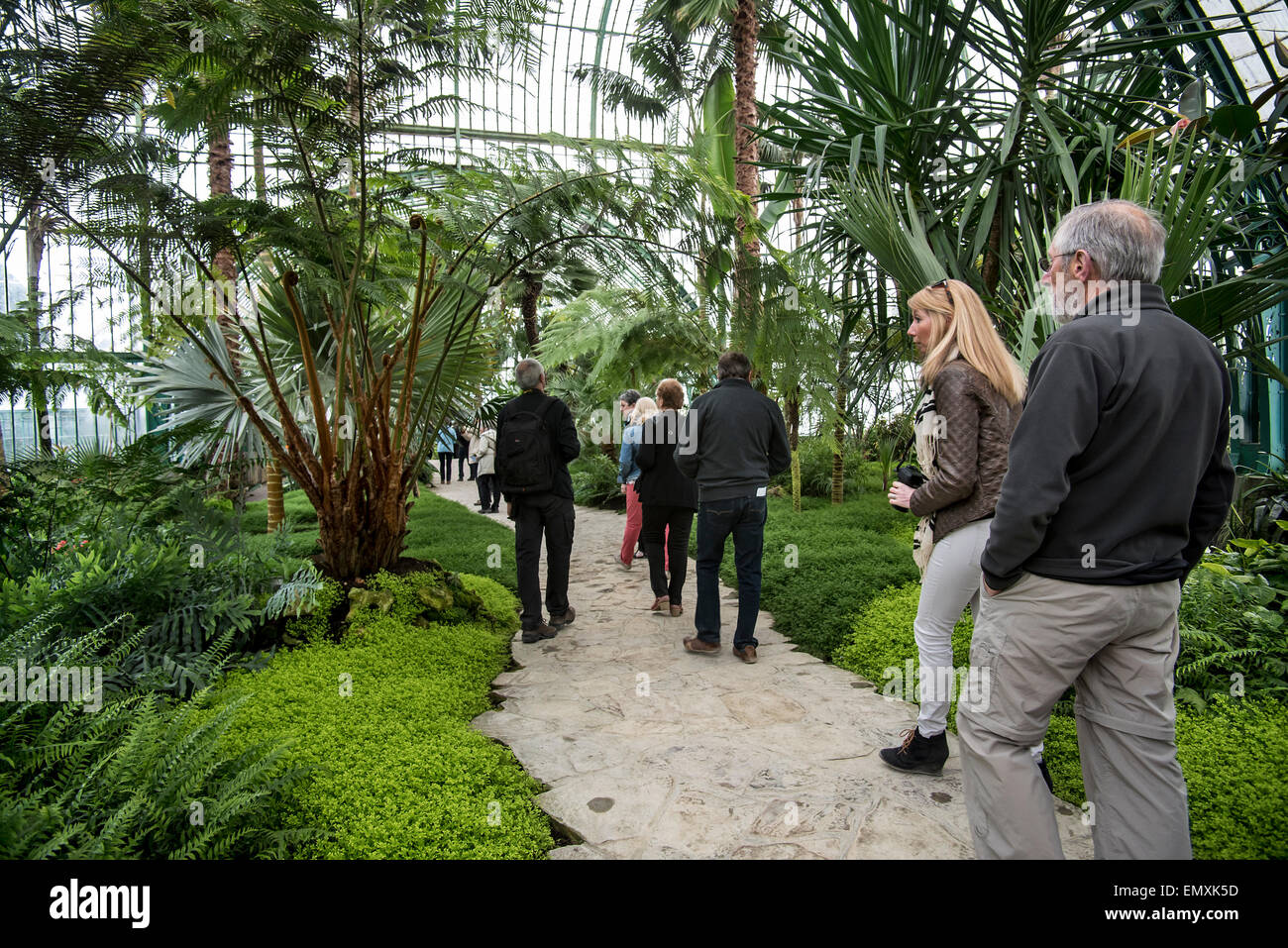 Les touristes qui visitent les Serres Royales de Laeken en style Art Nouveau dans le parc du Palais Royal près de Bruxelles, Belgique Banque D'Images