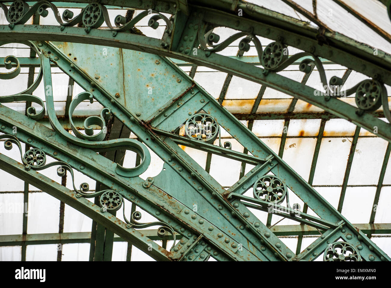 Décoré de poutres en fer forgé les Serres Royales de Laeken en style Art Nouveau dans le parc du Palais Royal, Belgique Banque D'Images
