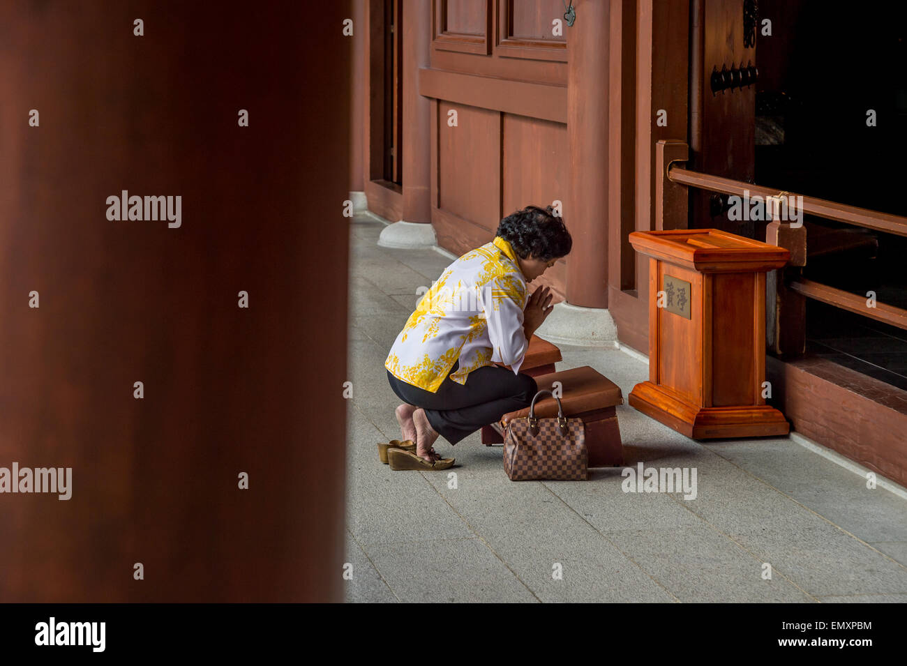 Praying positions buddhism Banque de photographies et d’images à haute résolution Alamy