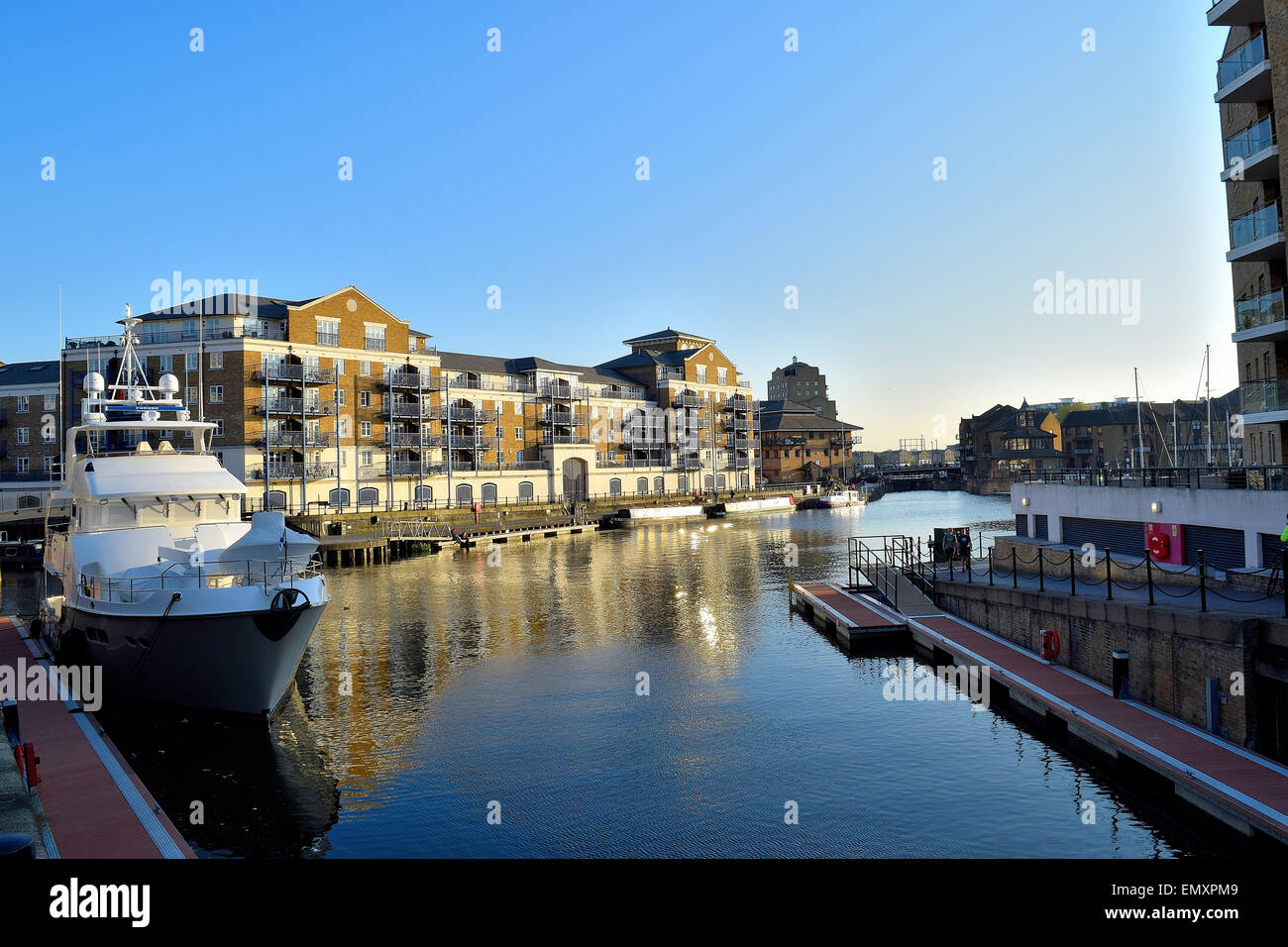 Soleil sur Limehouse Basin dans East London Banque D'Images