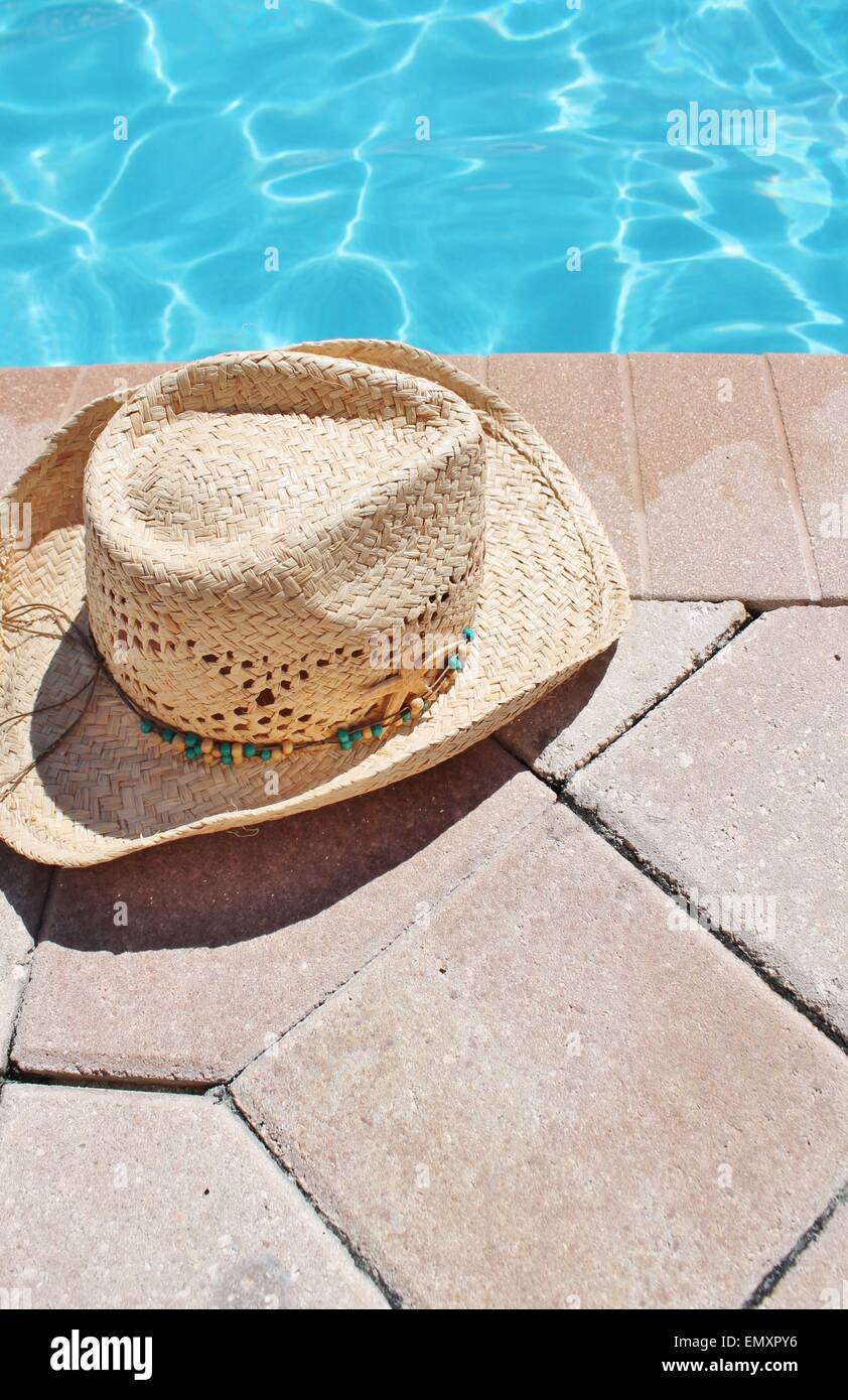 Vacances au bord de la piscine pittoresque chapeau de cowboy piscine été  vacances au bord de la piscine pittoresque chapeau de cowboy, coquillages,  vacances au bord de la piscine pittoresque Photo Stock -