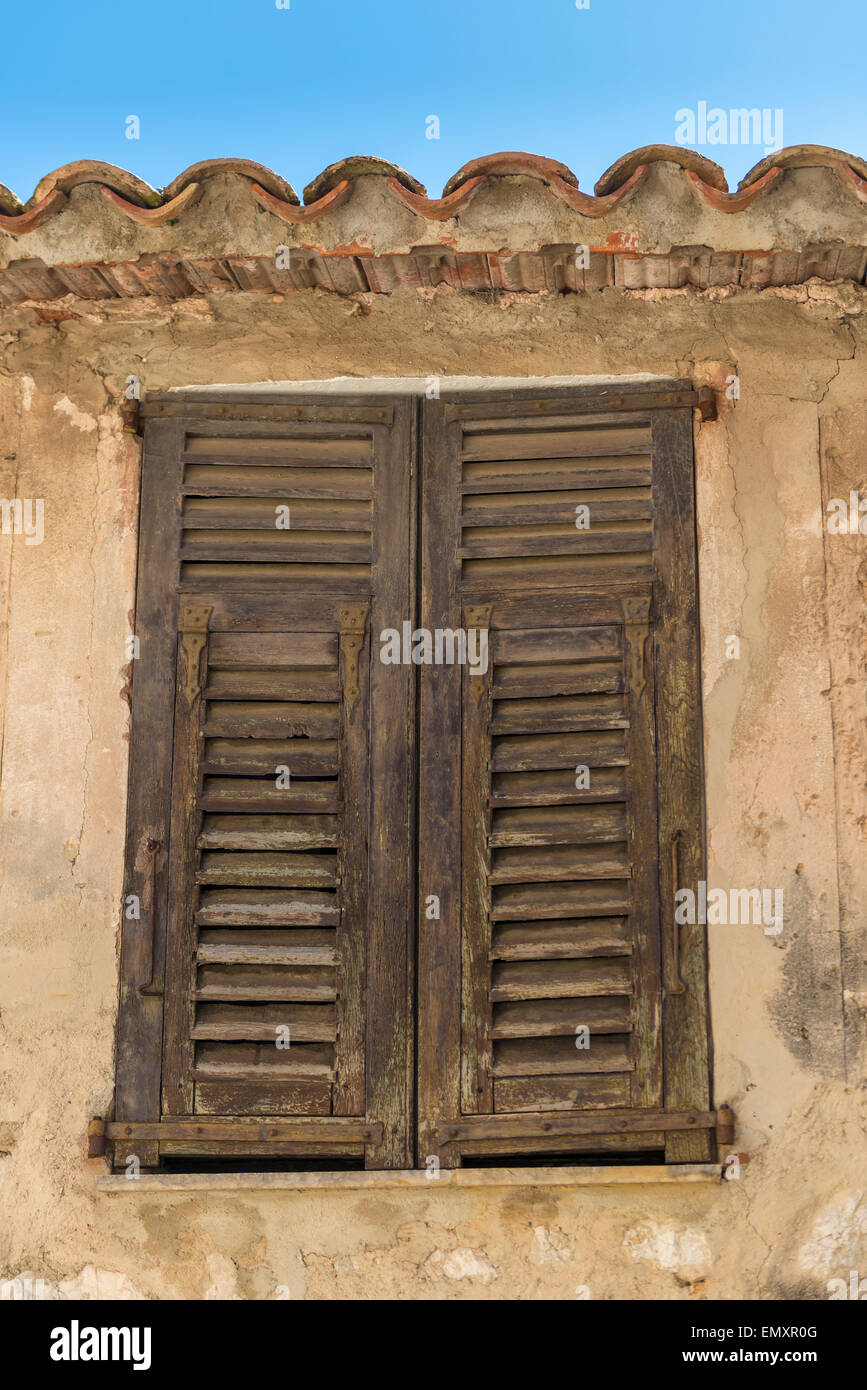 Volets en bois rustique traditionnel sur un bâtiment français Banque D'Images