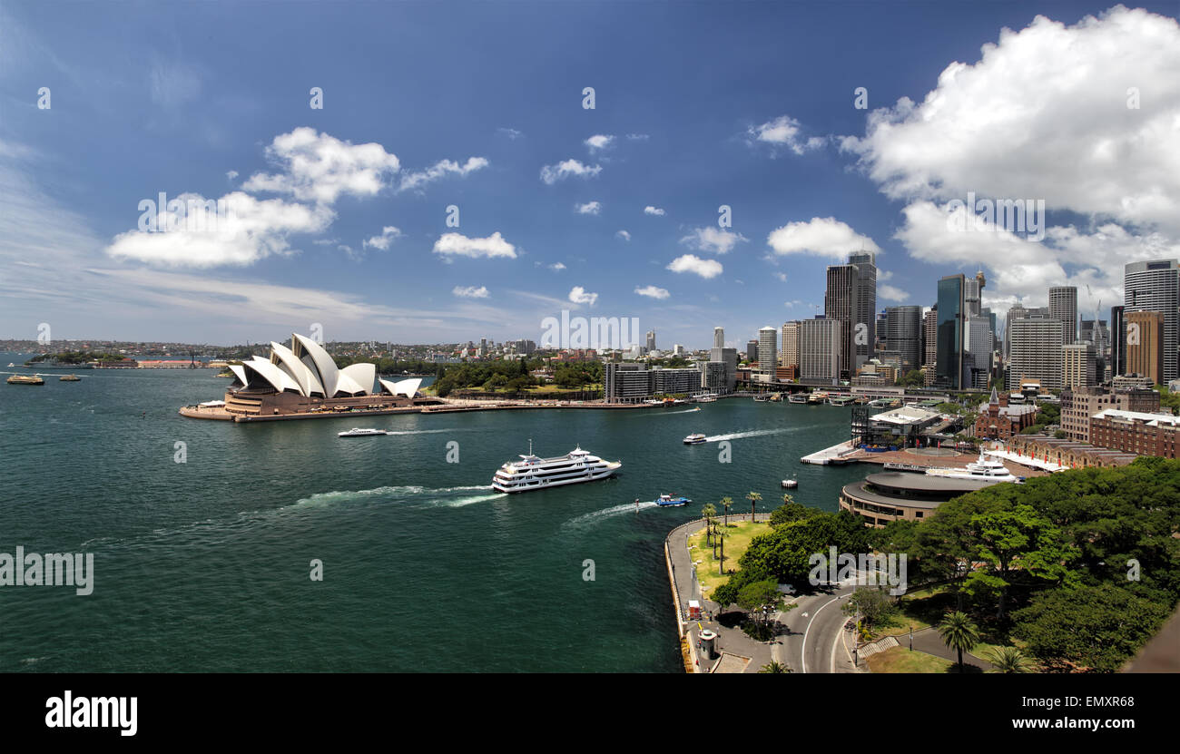 Panorama de Sydney Cove et du port de Sydney, Australie, vue sur les toits de Sydney et l'Opéra de Sydney. Vu fr Banque D'Images