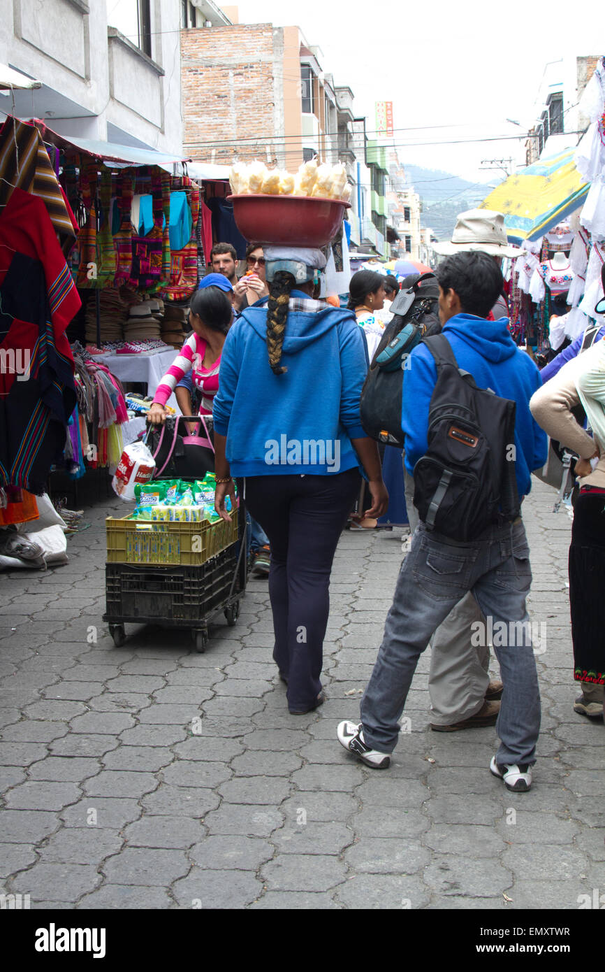 Consommateurs à la recherche de produits sur l'affichage pour la vente au marché d'Otavalo, Équateur Banque D'Images