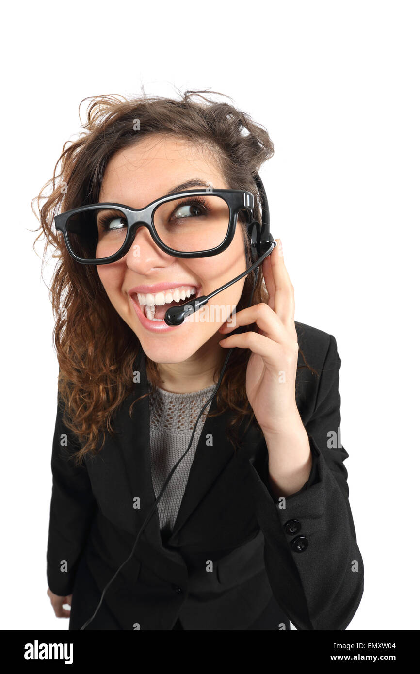 Heureux de l'opérateur téléphonique geek femme participant à un appel isolé sur fond blanc Banque D'Images