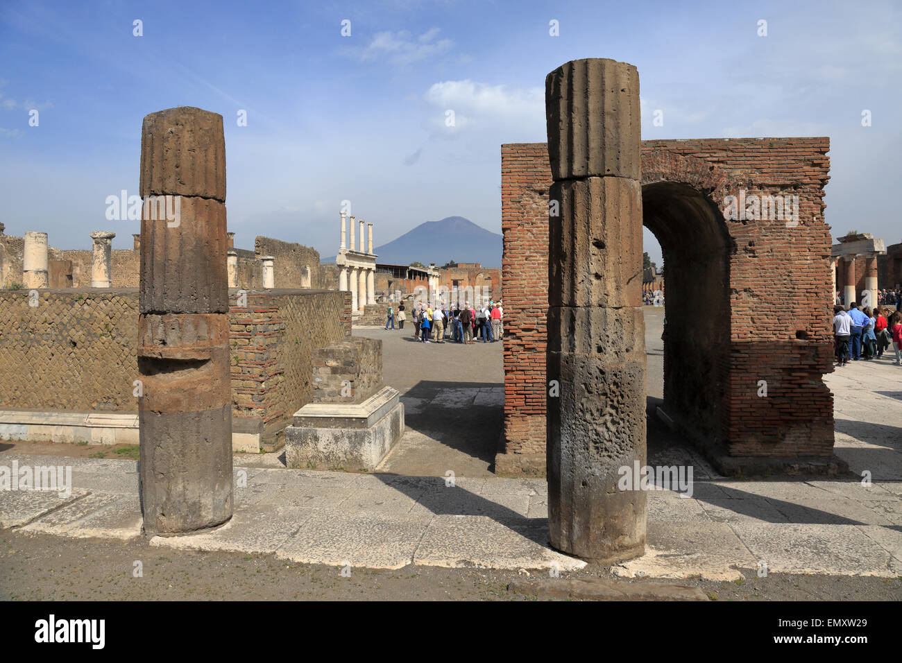 Les colonnes du Forum par les bâtiments de l'administration publique, avec le Vésuve en distance, Pompéi, Italie. Banque D'Images