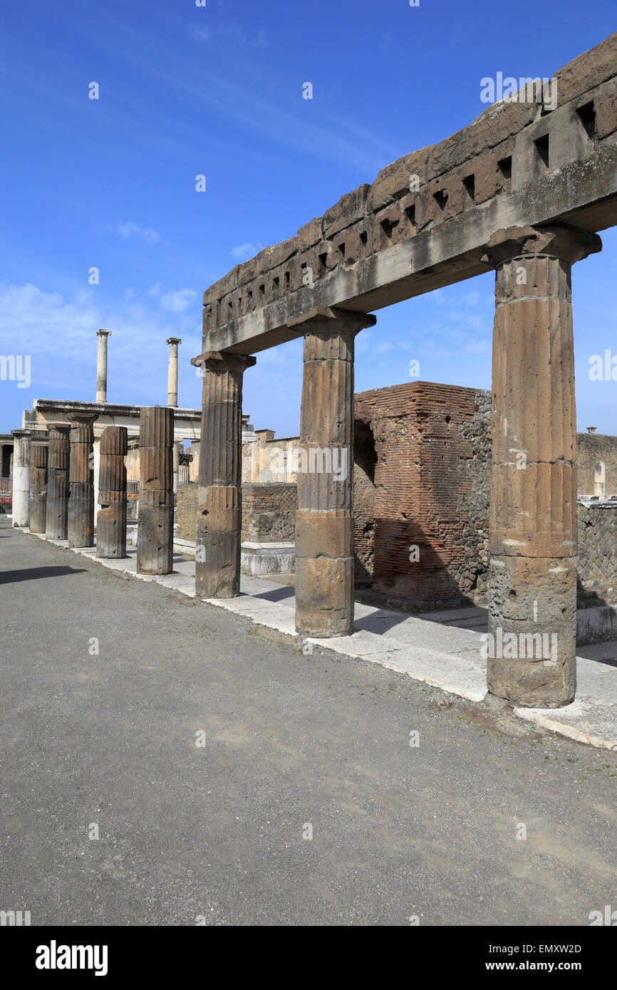 Colonnade du Forum par la préfecture, de Pompéi, Italie. Banque D'Images