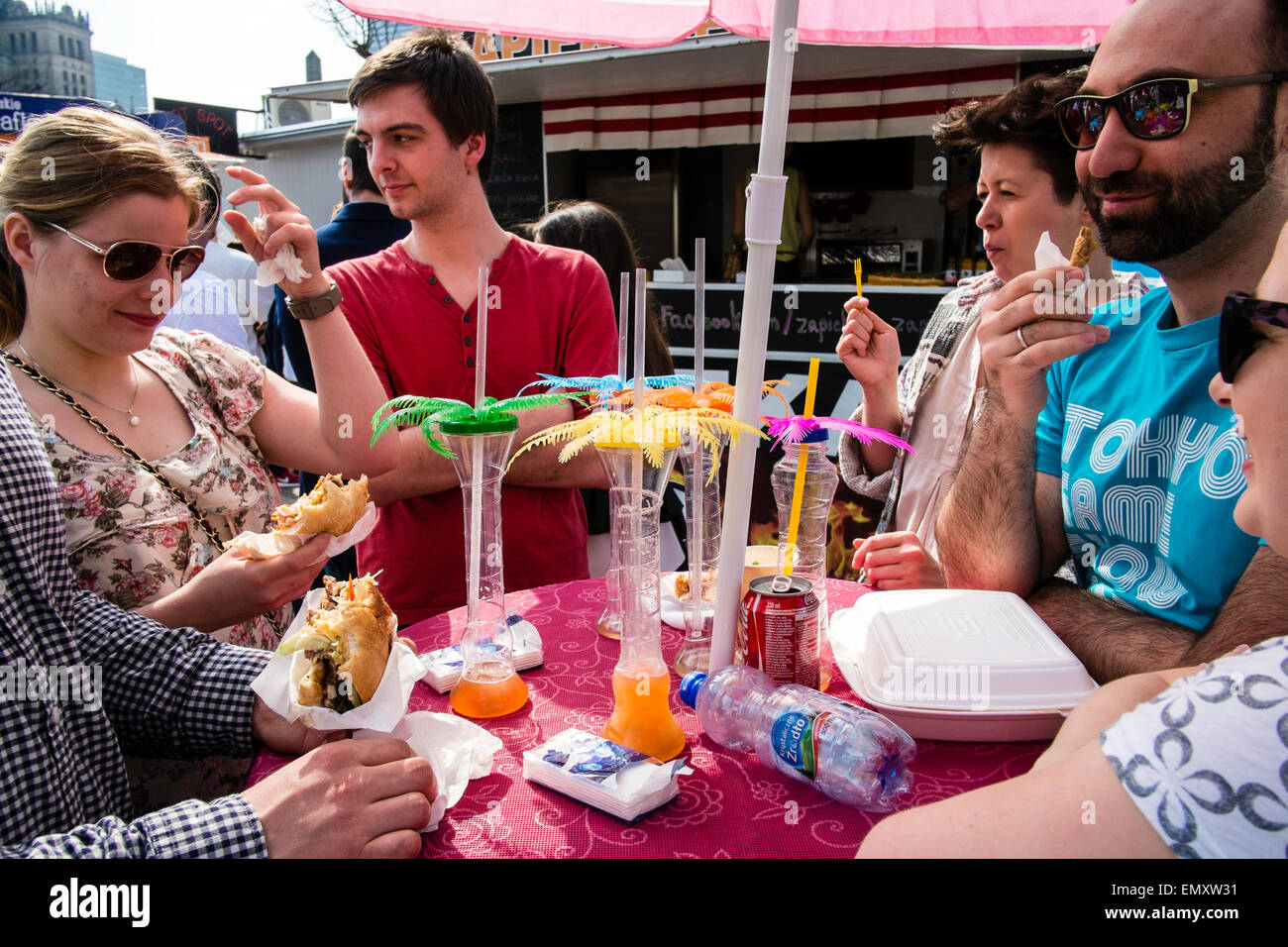 Des stands de nourriture de rue, Varsovie, Pologne Banque D'Images