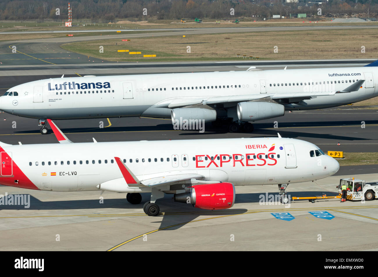 Iberia Express & Lufthansa Airbus Avions de ligne, Düsseldorf, Allemagne. Banque D'Images