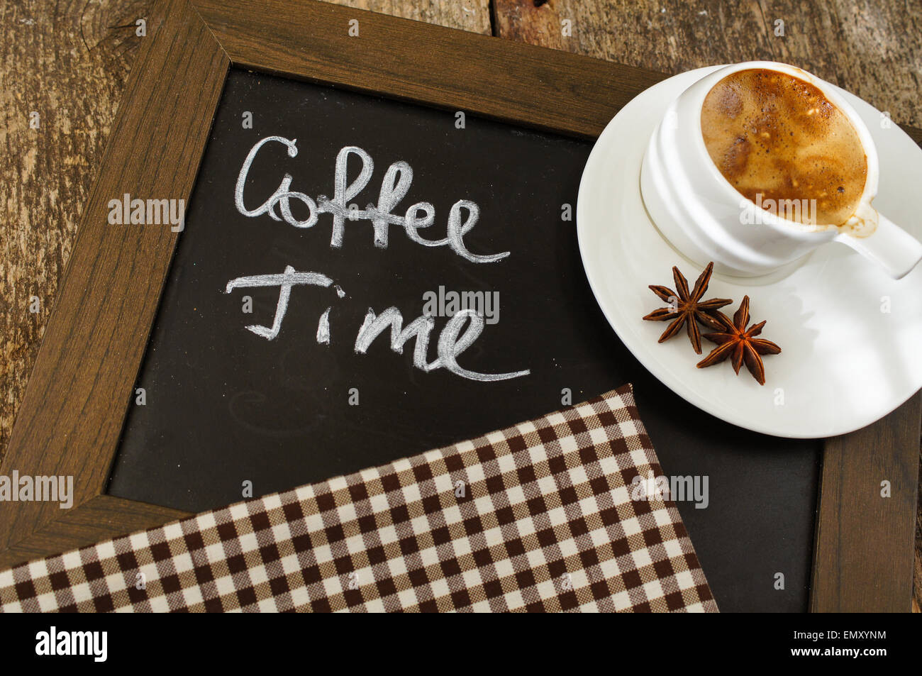 Tasse de café avec de l'anis épices sur la table en bois Banque D'Images