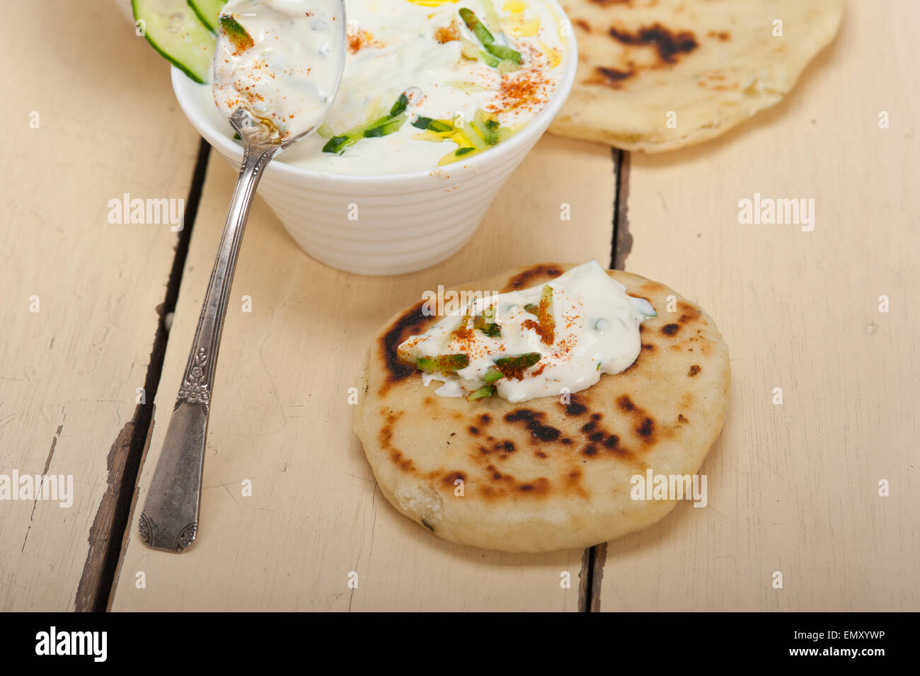 Salatit au Moyen-Orient arabe laban wa kh'yar Laban Bi Khyar yaourt de chèvre et salade de concombre Banque D'Images