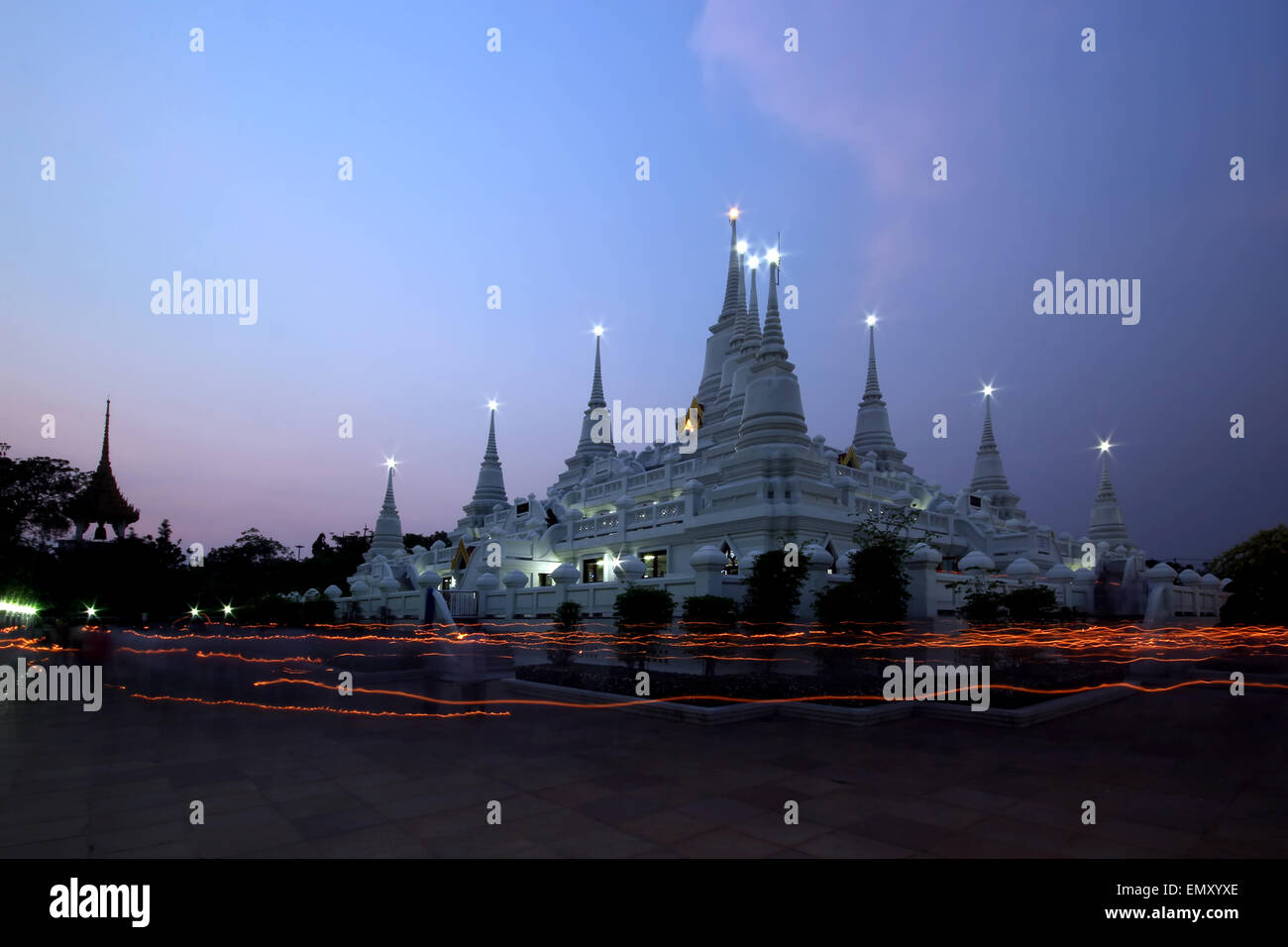La culture thaïe à pied avec des bougies allumées à la main autour d'un temple(wian tian) Banque D'Images