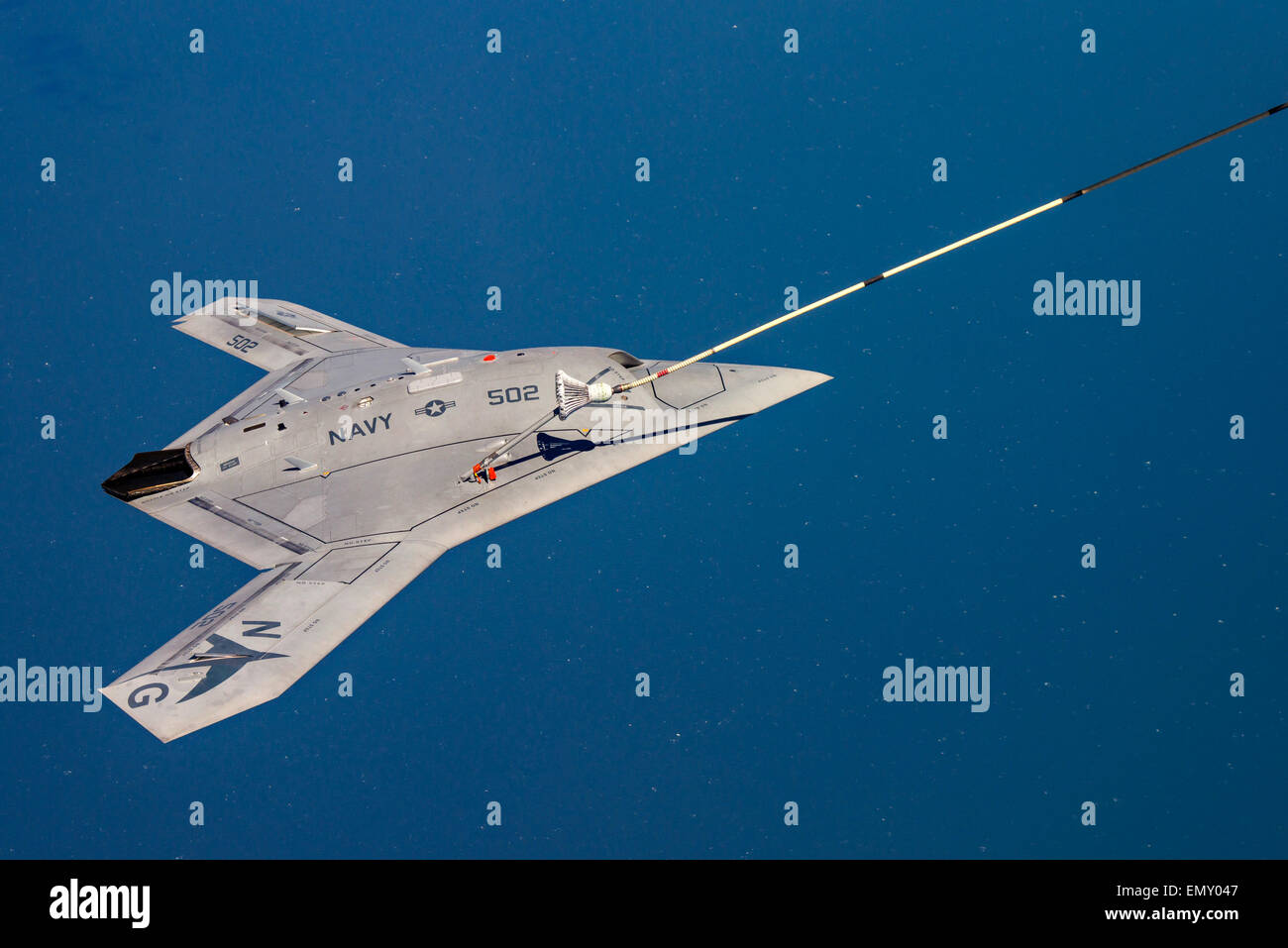 Un marine américain X-47B Unmanned Combat Air System aéronef est faire le plein d'un Omega K-707 tanker tout en fonctionnant dans les zones d'essai de l'Atlantique sur la baie de Chesapeake le 22 avril 2015 à Patuxent River, Maryland. L'opération est la première fois qu'un avion sans pilote ravitaillé en vol. Banque D'Images