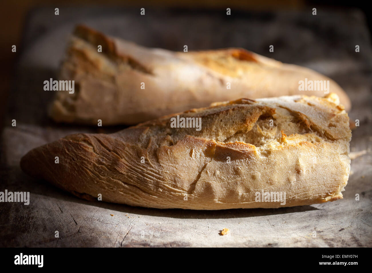 Du pain frais sur la planche de bois Banque D'Images