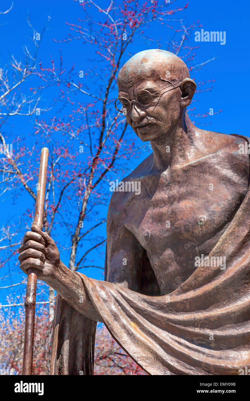 Mahatma Mohandas Gandhi Statue publique avant de Ambassade de l'Inde Embassy Row Massachusetts Ave Washington DC. Gandhi à marche Banque D'Images