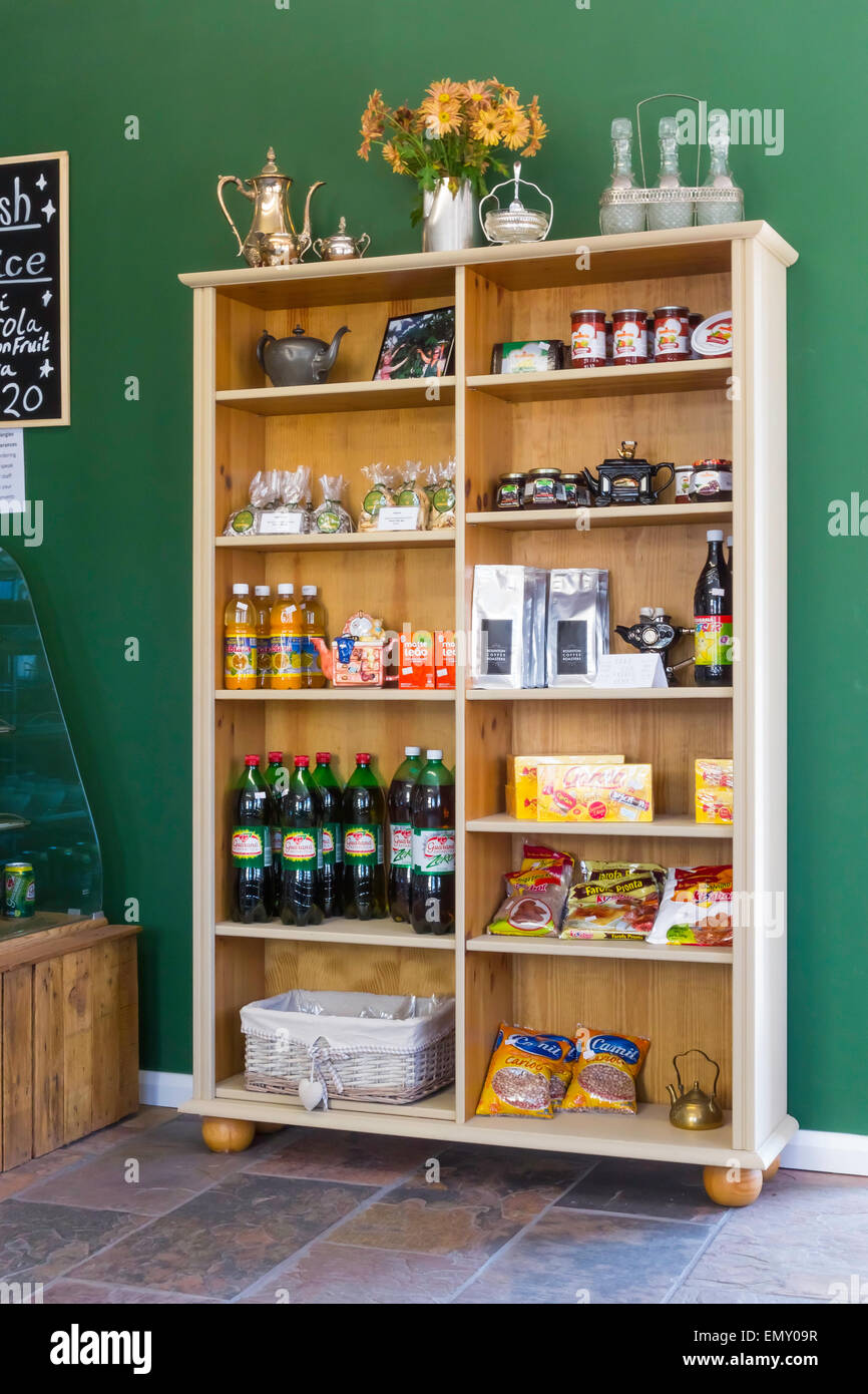Un cabinet d'affichage offrant des boissons et biscuits bonbons brésilien, dans un café brésilien dans le nord-est de l'Angleterre Banque D'Images