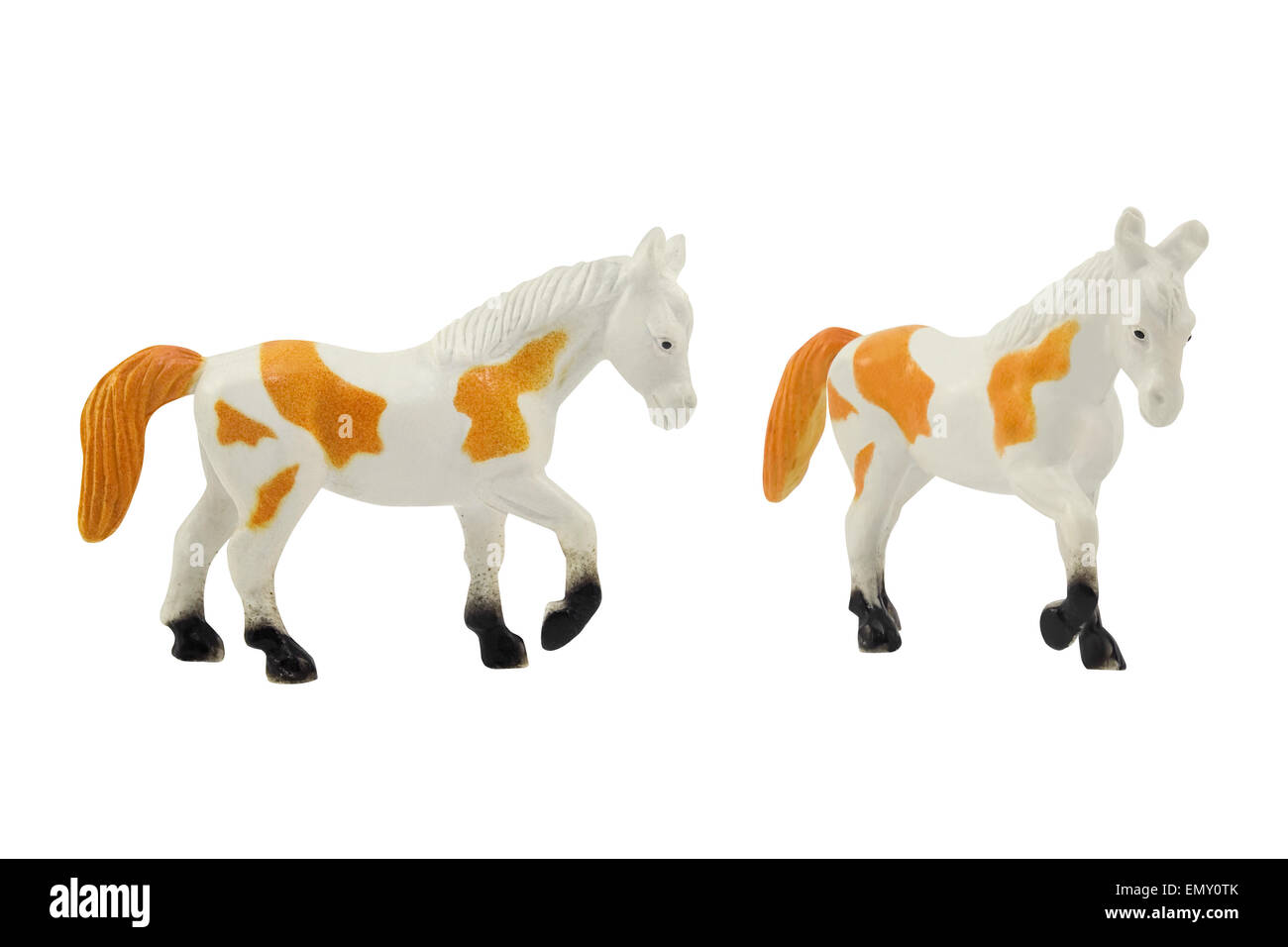 Cheval blanc isolé jouet avec queue et des taches orange photo sous différents angles. Banque D'Images