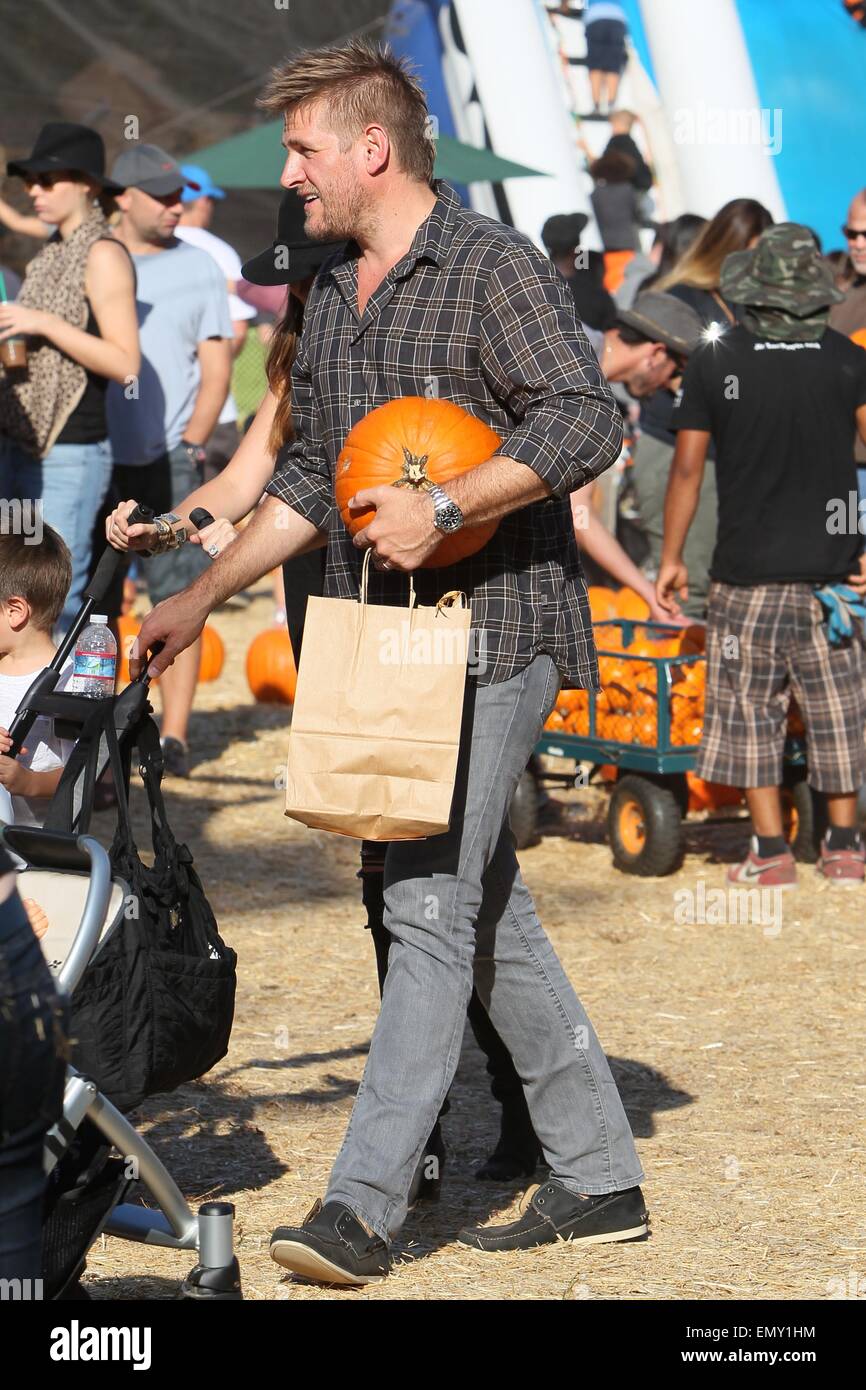 Le célèbre chef australien, Curtis Stone et Beverly Hills, 90210 star, Lindsay : prendre leur nouveau bébé fils, Emerson et son fils de 3 ans, Hudson shopping pour les potirons à M. Bones Citrouille pour l'Halloween. Avec : Curtis Stone Où : Los Angeles, California, United States Quand : 19 Oct 2014 Banque D'Images