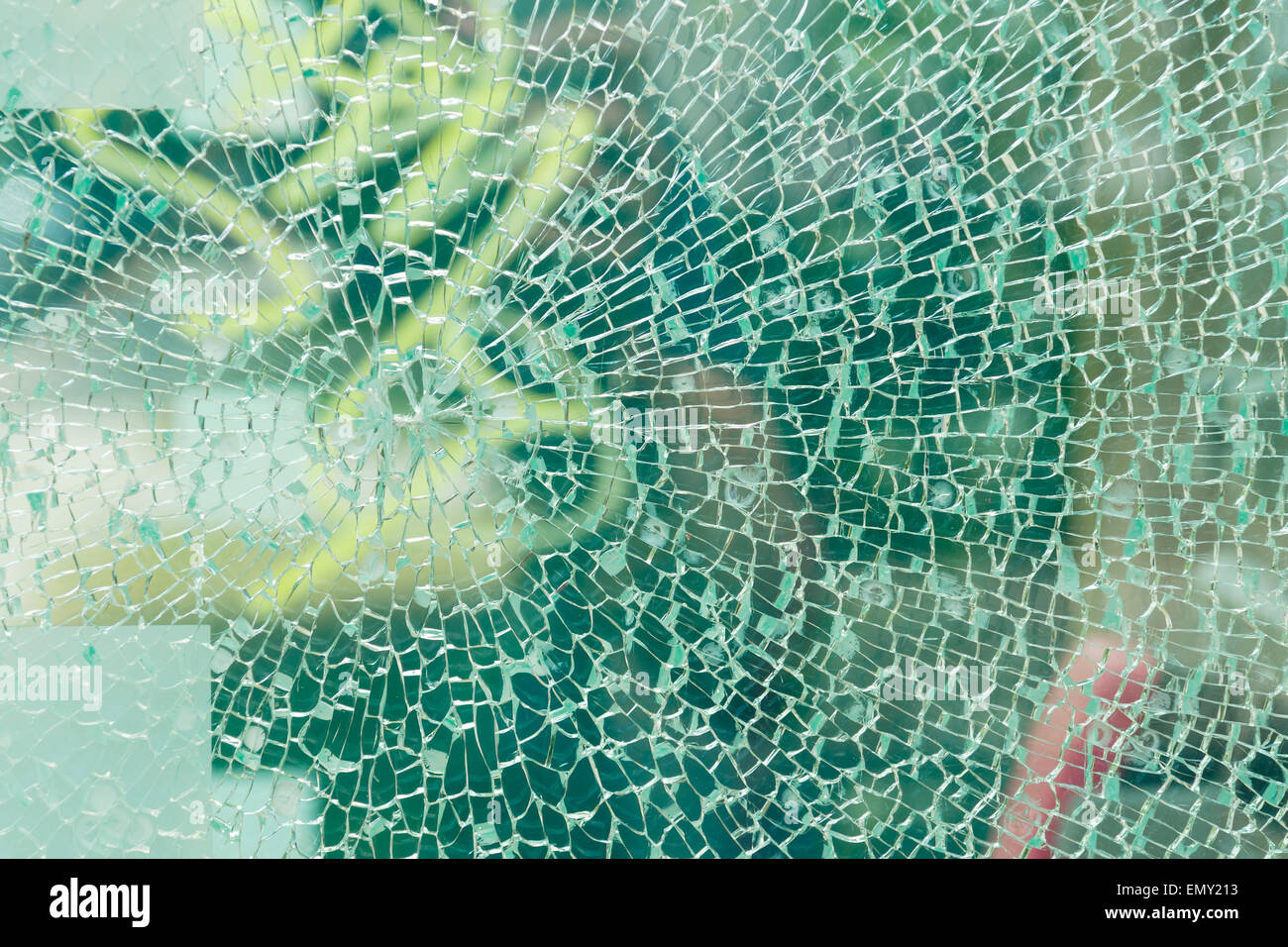 Couvert de petites fissures le verre. L'arrière-plan. Banque D'Images