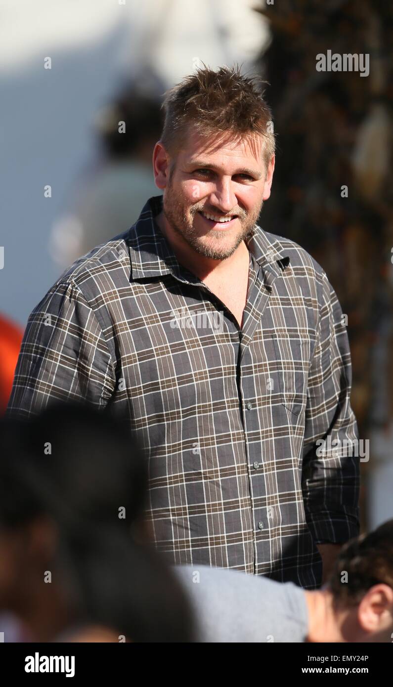 Le célèbre chef australien, Curtis Stone et Beverly Hills, 90210 star, Lindsay : prendre leur nouveau bébé fils, Emerson et son fils de 3 ans, Hudson shopping pour les potirons à M. Bones Citrouille pour l'Halloween. Avec : Curtis Stone Où : Los Angeles, California, United States Quand : 19 Oct 2014 Banque D'Images