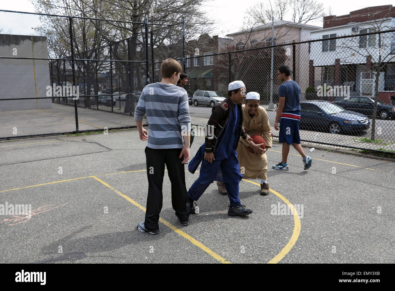 Les garçons jouer pick-up jeu de basket-ball au Kensington article de Brooklyn, NY, 2013. Banque D'Images