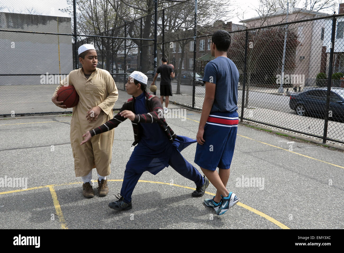 Les garçons jouer pick-up jeu de basket-ball au Kensington article de  Brooklyn, NY, 2013 Photo Stock - Alamy