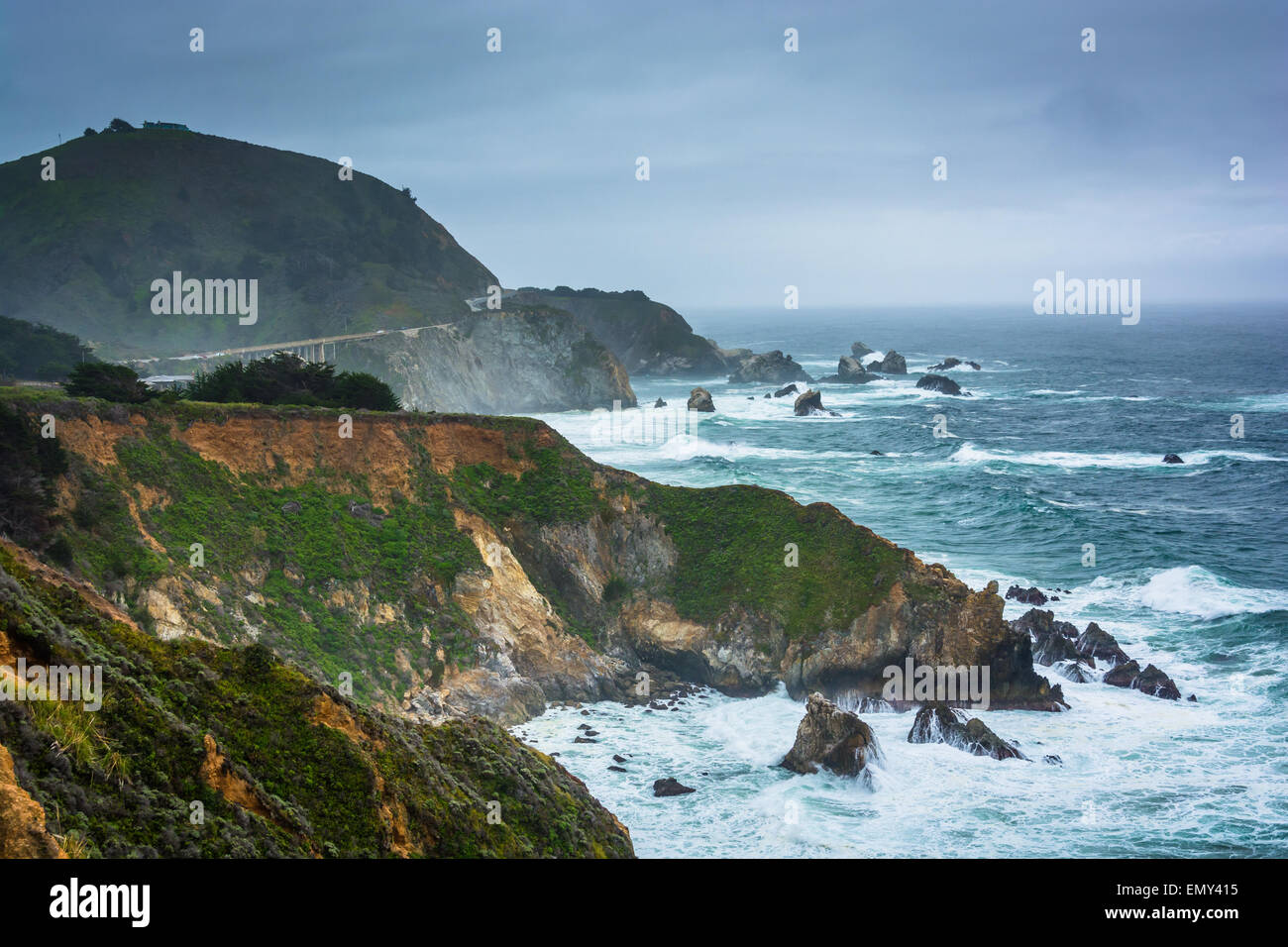 Vue sur la côte du Pacifique à Big Sur, en Californie. Banque D'Images