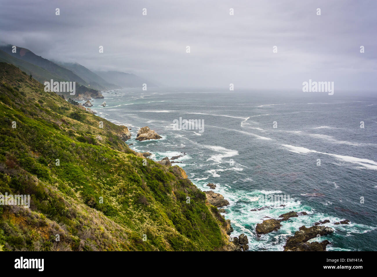 Vue sur la côte du Pacifique à Big Sur, en Californie. Banque D'Images