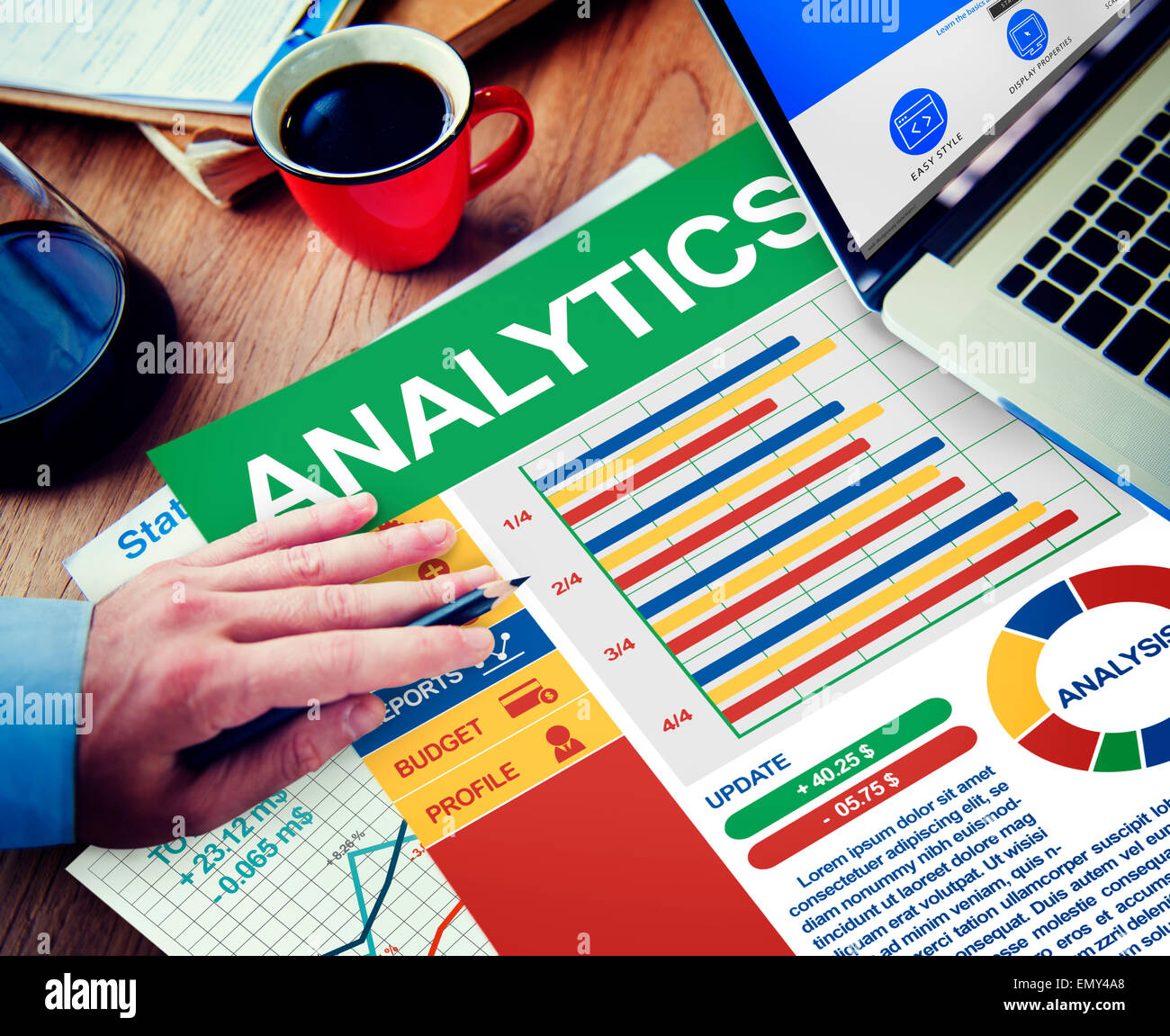 Analytics in équilibre Calcul planification pensée Concept de la paperasserie Banque D'Images