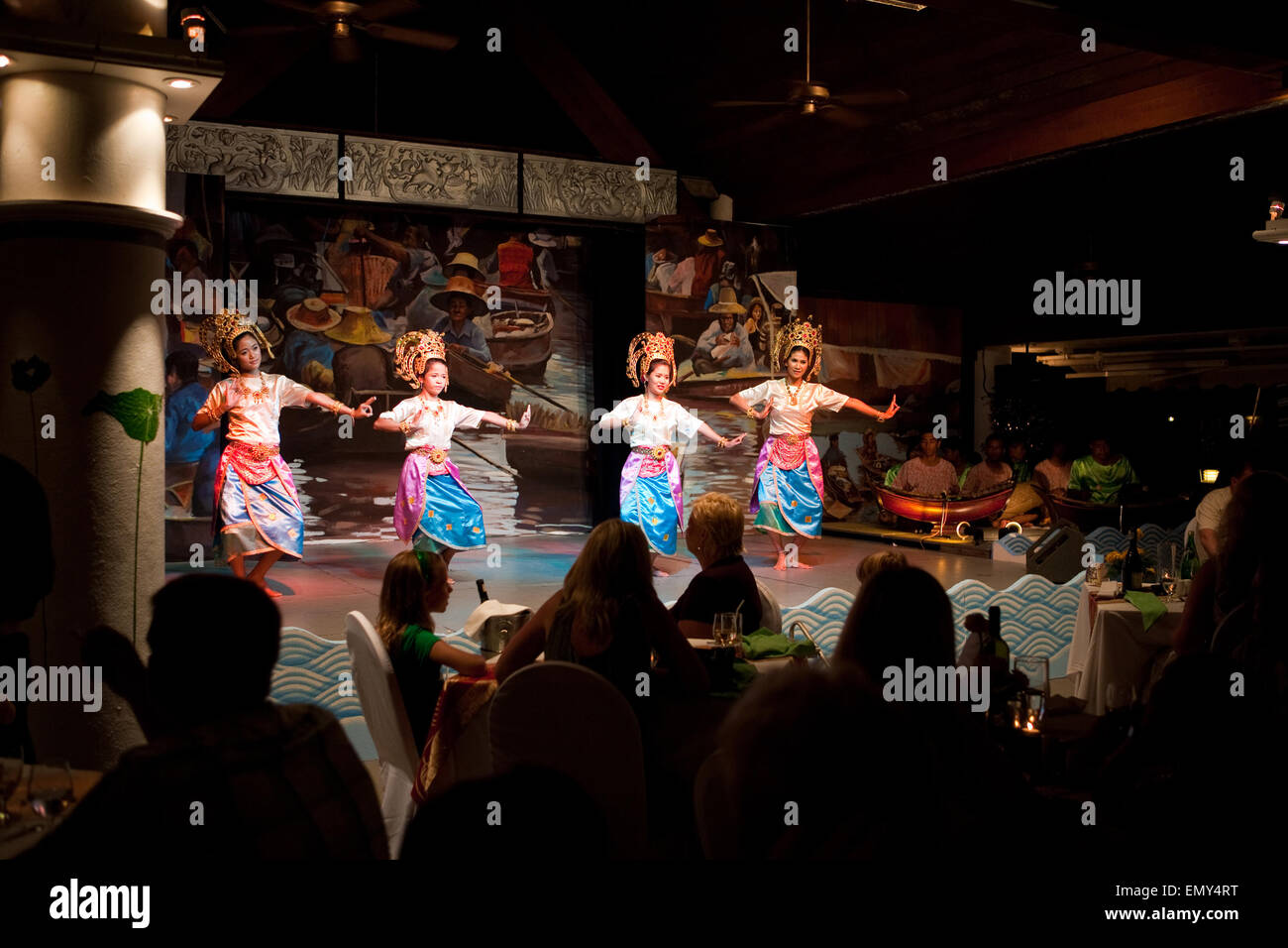 Spectacle de danse traditionnelle Thaï colorées pour les touristes dans les salons Banque D'Images