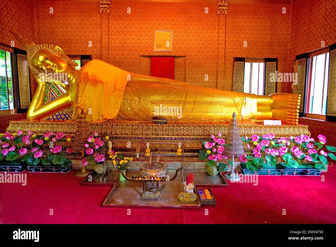 Statue en or de Bouddha dans temple thaïlandais Banque D'Images