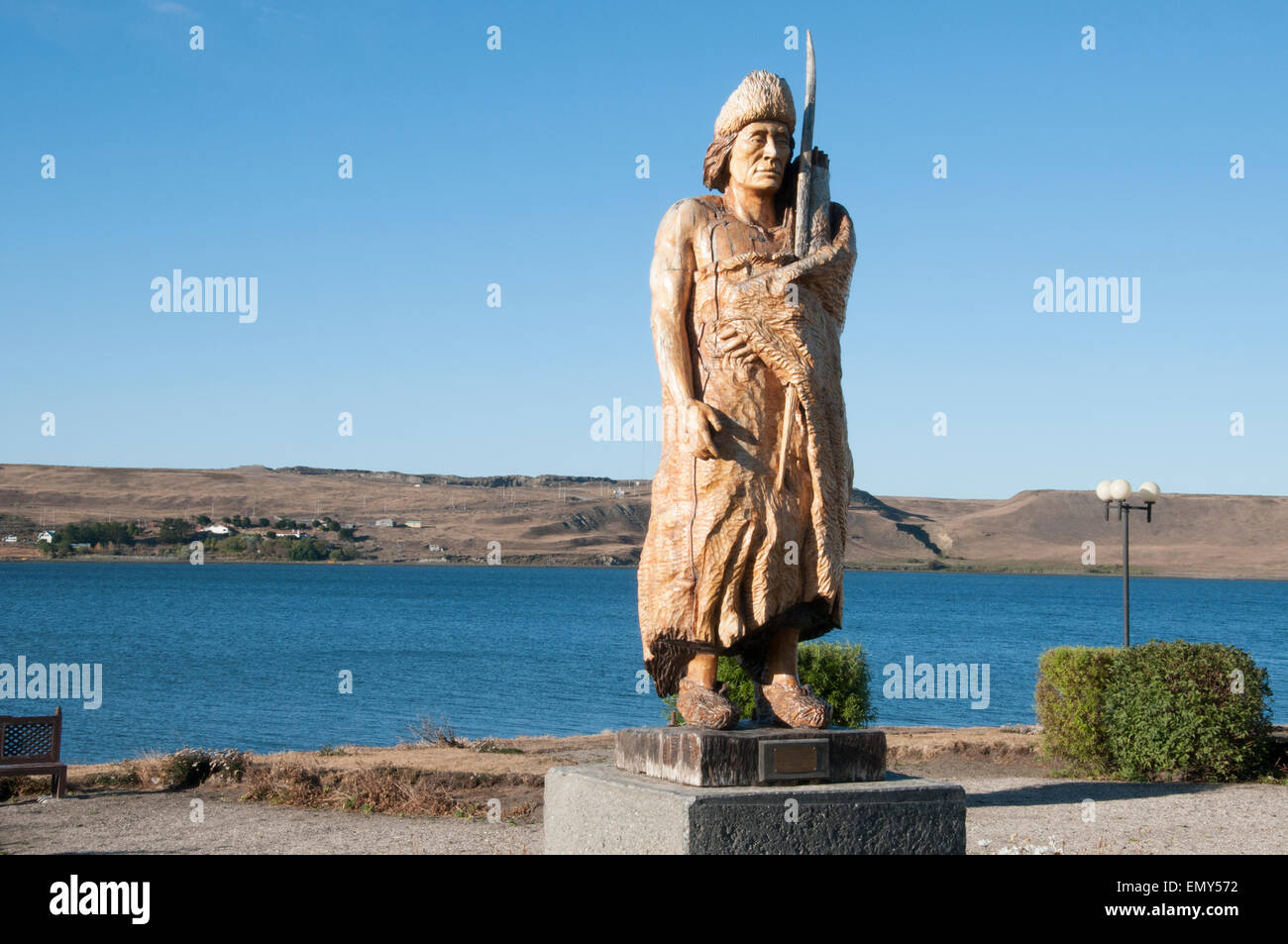 Statue d'un chef autochtone Selk'nam à Porvenir, Terre de Feu, Chili Banque D'Images