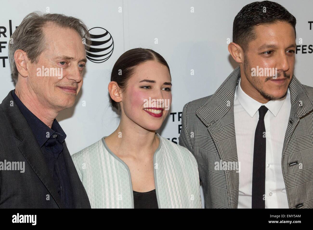 New York, NY, USA. Apr 23, 2015. Steve Buscemi, Ninja Thyberg, Theo Rossi aux arrivées de Tribeca Film Festival Cérémonie de remise des prix, les Studios de Spring Street, New York, NY Le 23 avril 2015. Crédit : Patrick Cashin/Everett Collection/Alamy Live News Banque D'Images