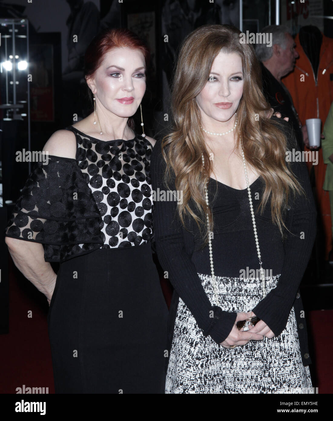 Las Vegas, Nevada, USA. Apr 23, 2015. PRISCILLA PRESLEY et sa fille Lisa Marie Presley premier album 'Graceland ELVIS présente : l'exposition, la présentation, l' expérience au Westgate Las Vegas Resort. Crédit : Marcel Thomas/ZUMA/Alamy Fil Live News Banque D'Images