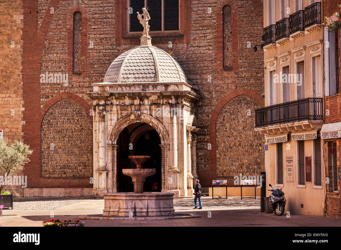 La Basilique Cathédrale de Saint Jean Baptiste de Perpignan, Place Leon Gambetta, Perpignan, Languedoc-Roussillon... Banque D'Images La Basilique Cathédrale de Saint Jean Baptiste de Perpignan, Place Leon Gambetta, Perpignan, Languedoc-Roussillon... Banque D'Images