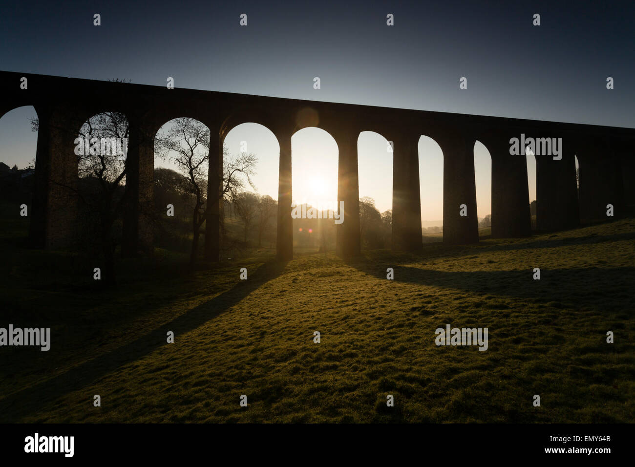 Bradford, West Yorkshire, Royaume-Uni. Apr 23, 2015. Le soleil se lever derrière Thornton Viaduc, au moment où le sort de printemps chaud temps persiste. Thornton viaduc a été construit dans les années 1870 dans le cadre de la ligne de chemin de fer entre Bradford Halifax et Keighley. Credit : West Yorkshire Images/Alamy Live News Banque D'Images