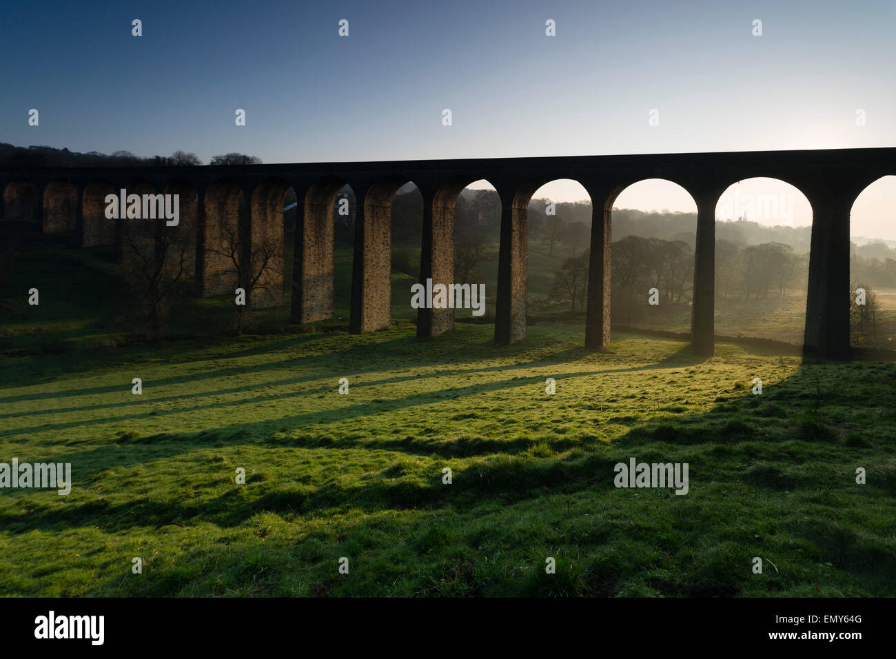 Bradford, West Yorkshire, Royaume-Uni. Apr 23, 2015. Le soleil se lever derrière Thornton Viaduc, au moment où le sort de printemps chaud temps persiste. Thornton viaduc a été construit dans les années 1870 dans le cadre de la ligne de chemin de fer entre Bradford Halifax et Keighley. Credit : West Yorkshire Images/Alamy Live News Banque D'Images