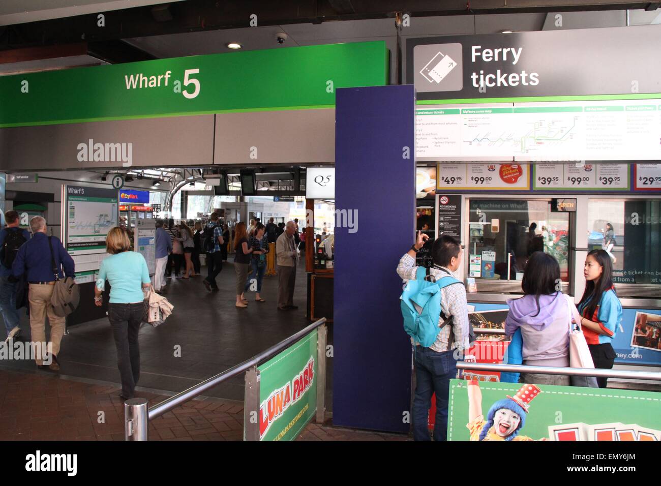 Sydney, Australie. 24 avril 2015. Circular Quay à Sydney. Crédit : Richard Milnes/Alamy Banque D'Images