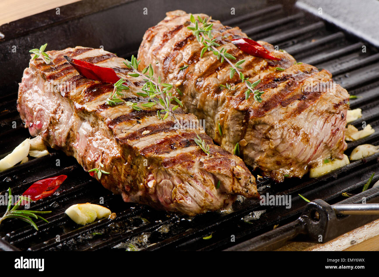 Pavé de boeuf grillé aux herbes . Selective focus Banque D'Images