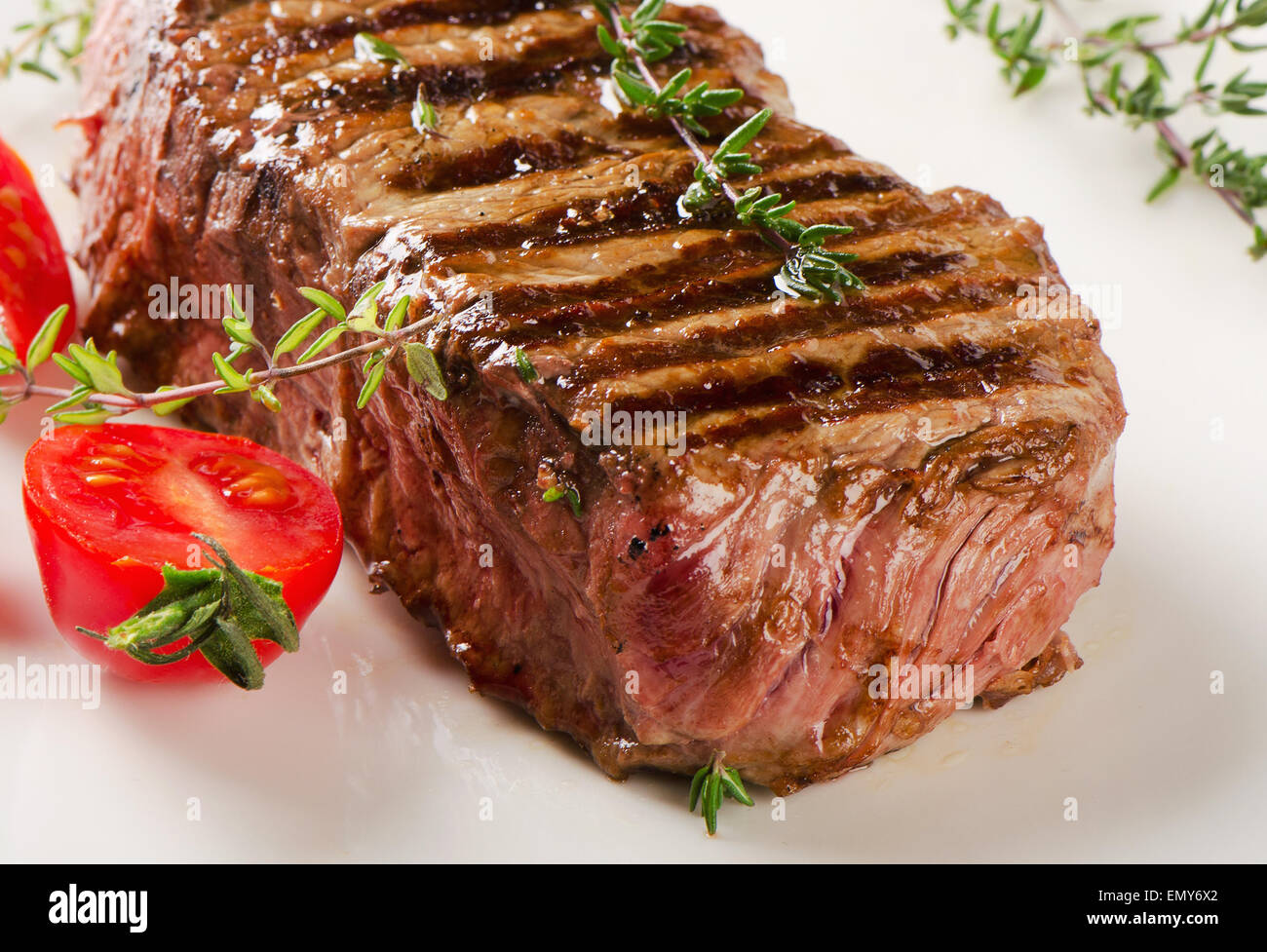 Pavé de boeuf aux herbes sur une assiette blanche . Selective focus Banque D'Images