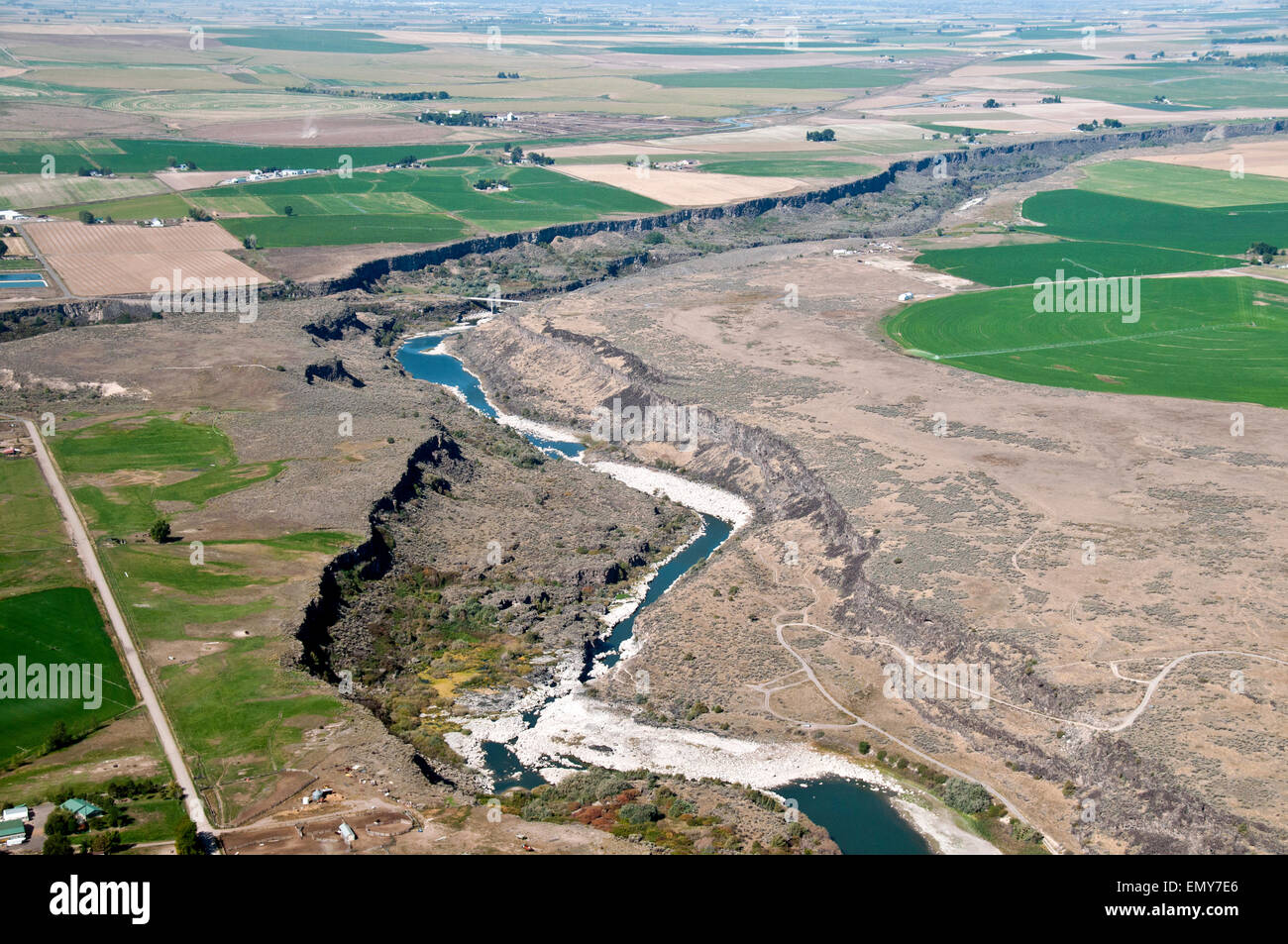 Asséché la rivière Snake, channel et de terres agricoles le long de la rivière Snake ci-dessous dans le sud de l'Idaho Barrage Milner Banque D'Images