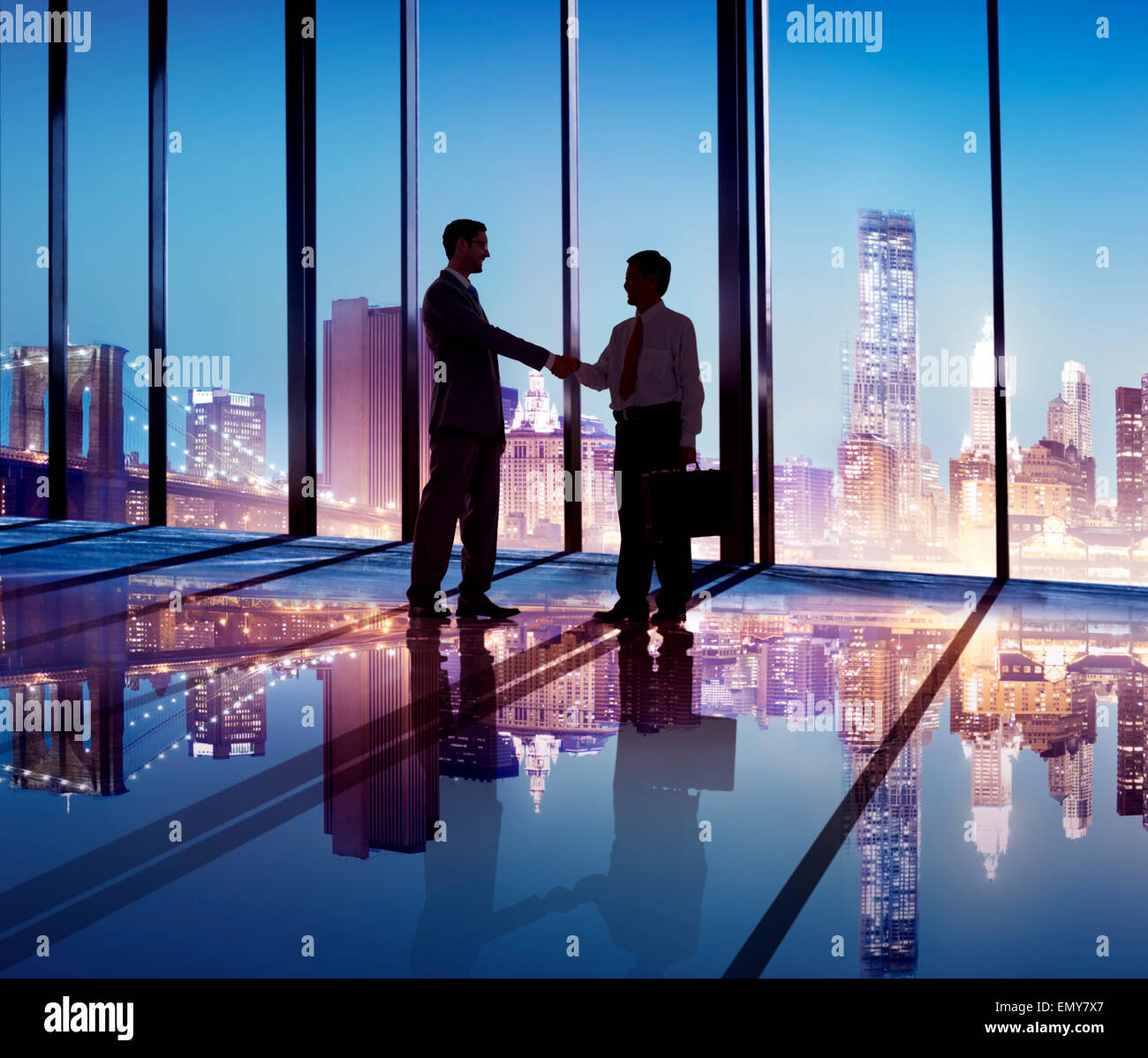 Silhouette of Business People serrements de mains au bureau Banque D'Images
