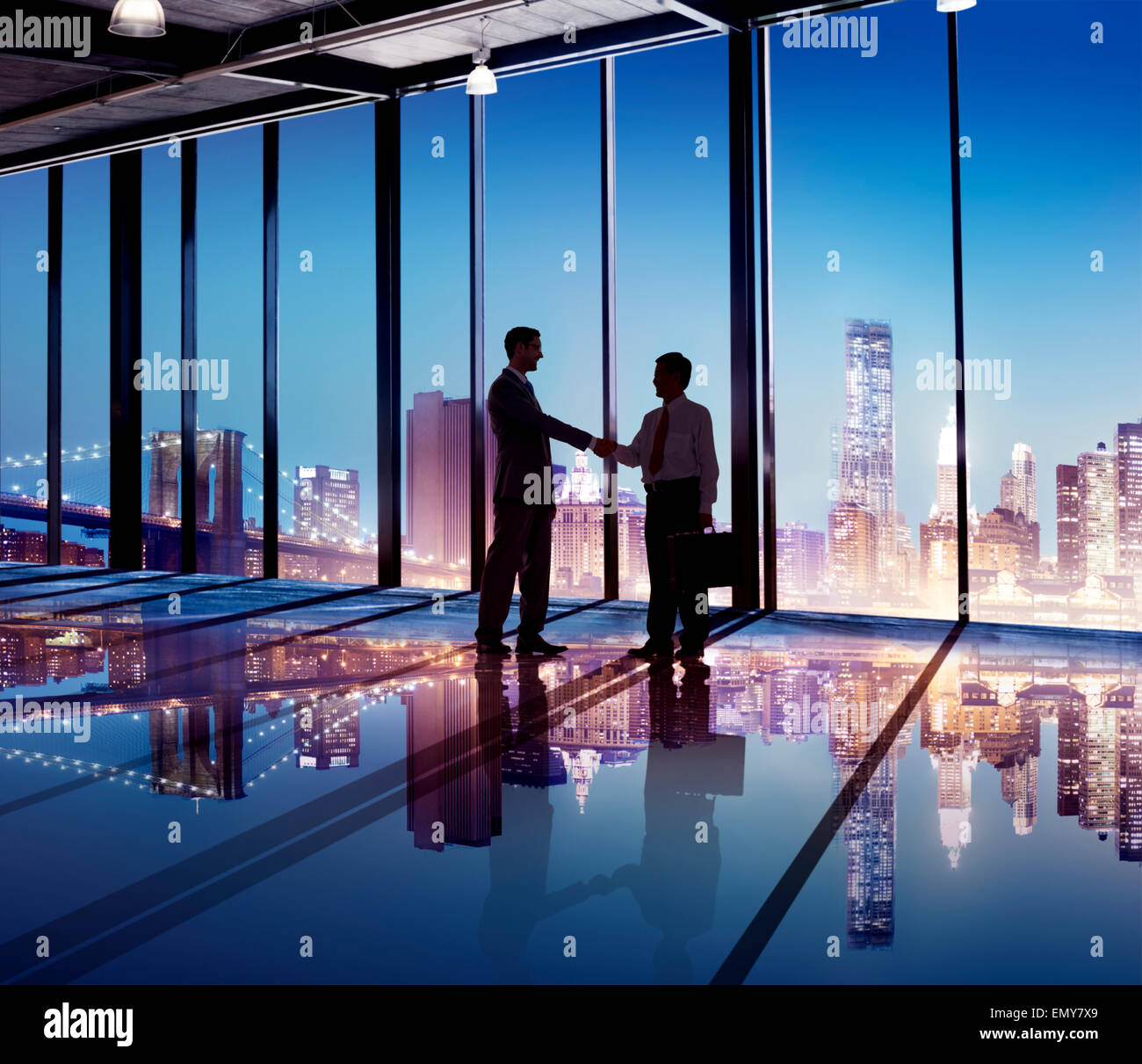 Silhouette of Business People serrements de mains au bureau Banque D'Images