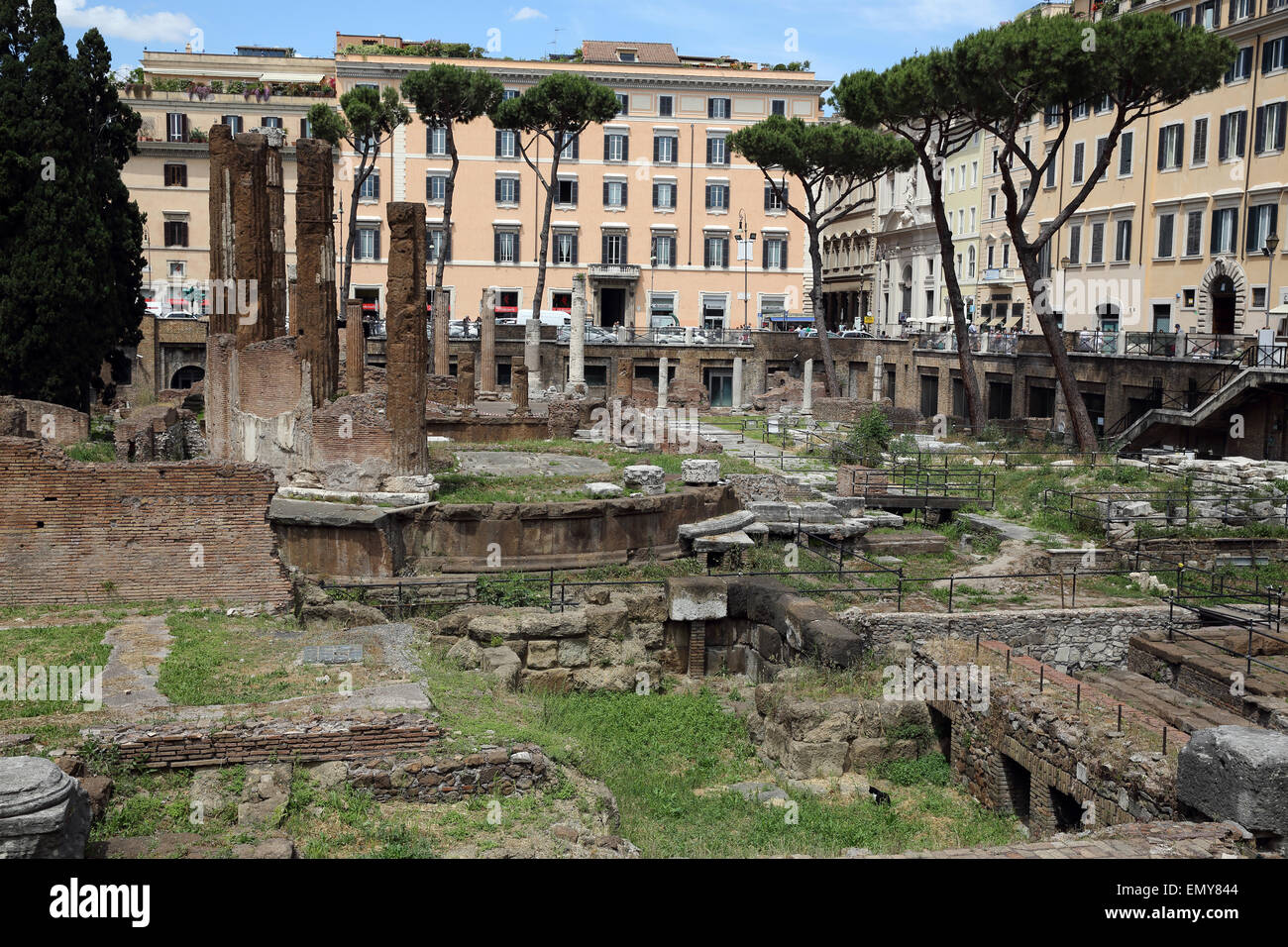 Les colonnes d'un ancien temple à Largo di Torre Argentina à Rome. Banque D'Images