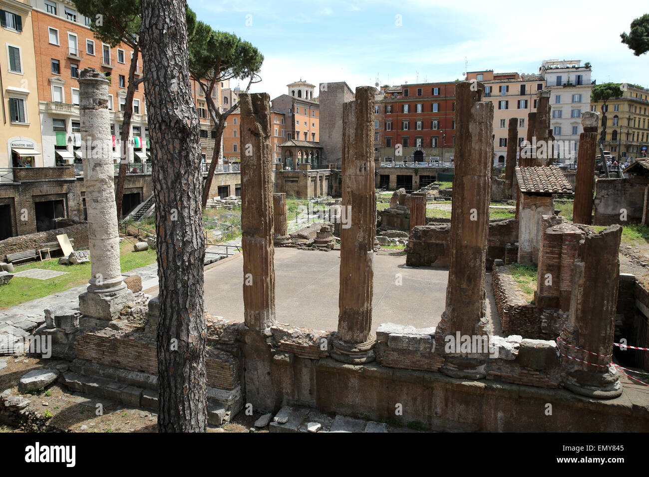 Les colonnes d'un ancien temple à Largo di Torre Argentina à Rome. Banque D'Images