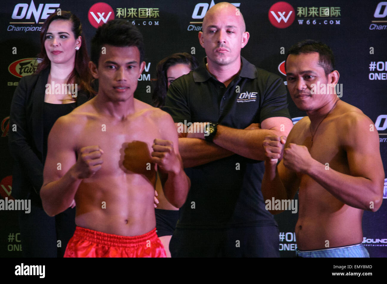 Paranaque, Philippines. Apr 23, 2015. Edward Kelly (L) et Jimmy Yabo (R), les deux représentant les Philippines poser pour la foule après leur poids d'entrée à la ville de rêves dans Paranaque, au sud de Manille. La pesée officielle pour le championnat dans l'un des champions de la vaillance : fight night a lieu la nuit avant la lutte elle-même qui se tiendra au centre commercial d'Asie Arena à Pasay. Crédit : J Gerard Seguia/Pacific Press/Alamy Live News Banque D'Images