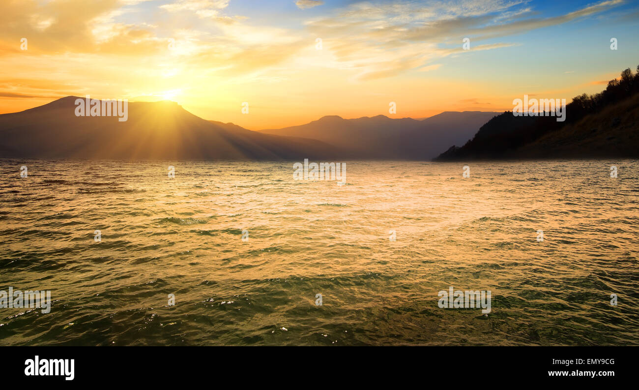 Mer et haute montagne au lever du soleil Banque D'Images