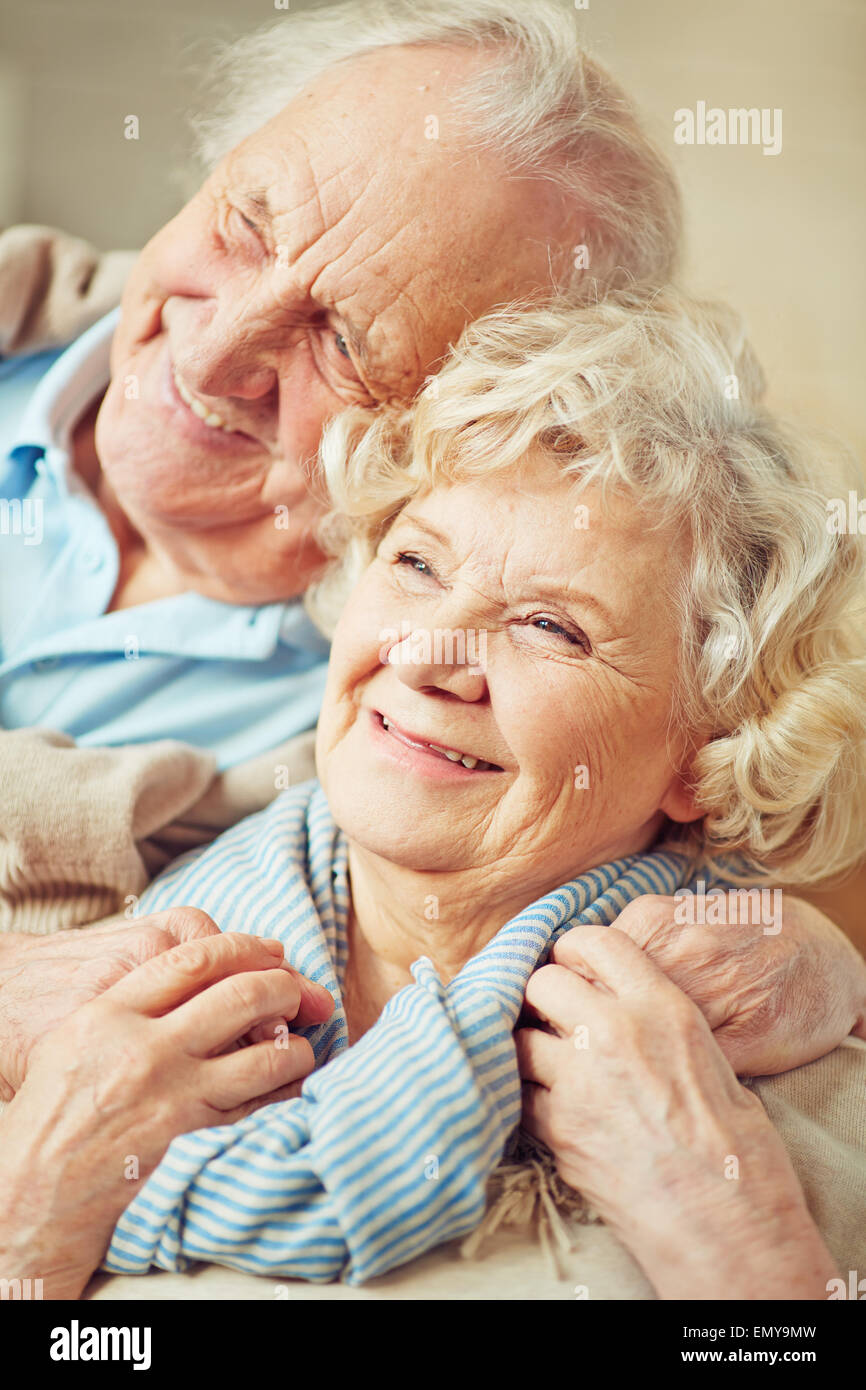 Les grands-parents affectueux bénéficiant d'être ensemble Banque D'Images