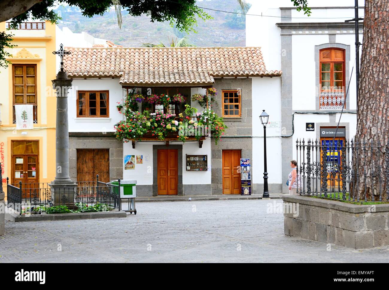 L'architecture typique des maisons avec des balcons décorés de fleurs à Teror, Gran Canaria, Espagne. Banque D'Images