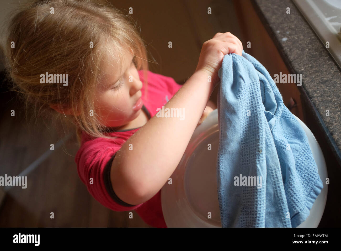 Une jeune fille la vaisselle et vaisselle Banque D'Images